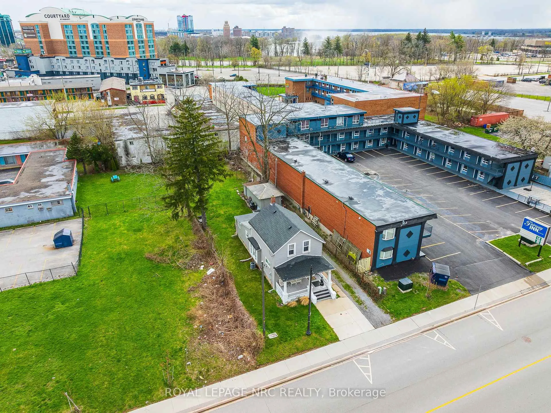 Photo 5 of 5930 Fallsview Boulevard, Niagara Falls, Clifton Hill — HOMEH