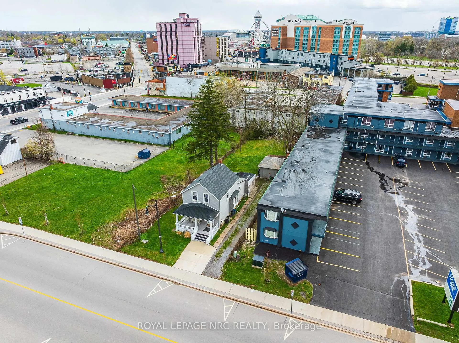 Photo 6 of 5930 Fallsview Boulevard, Niagara Falls, Clifton Hill — HOMEH