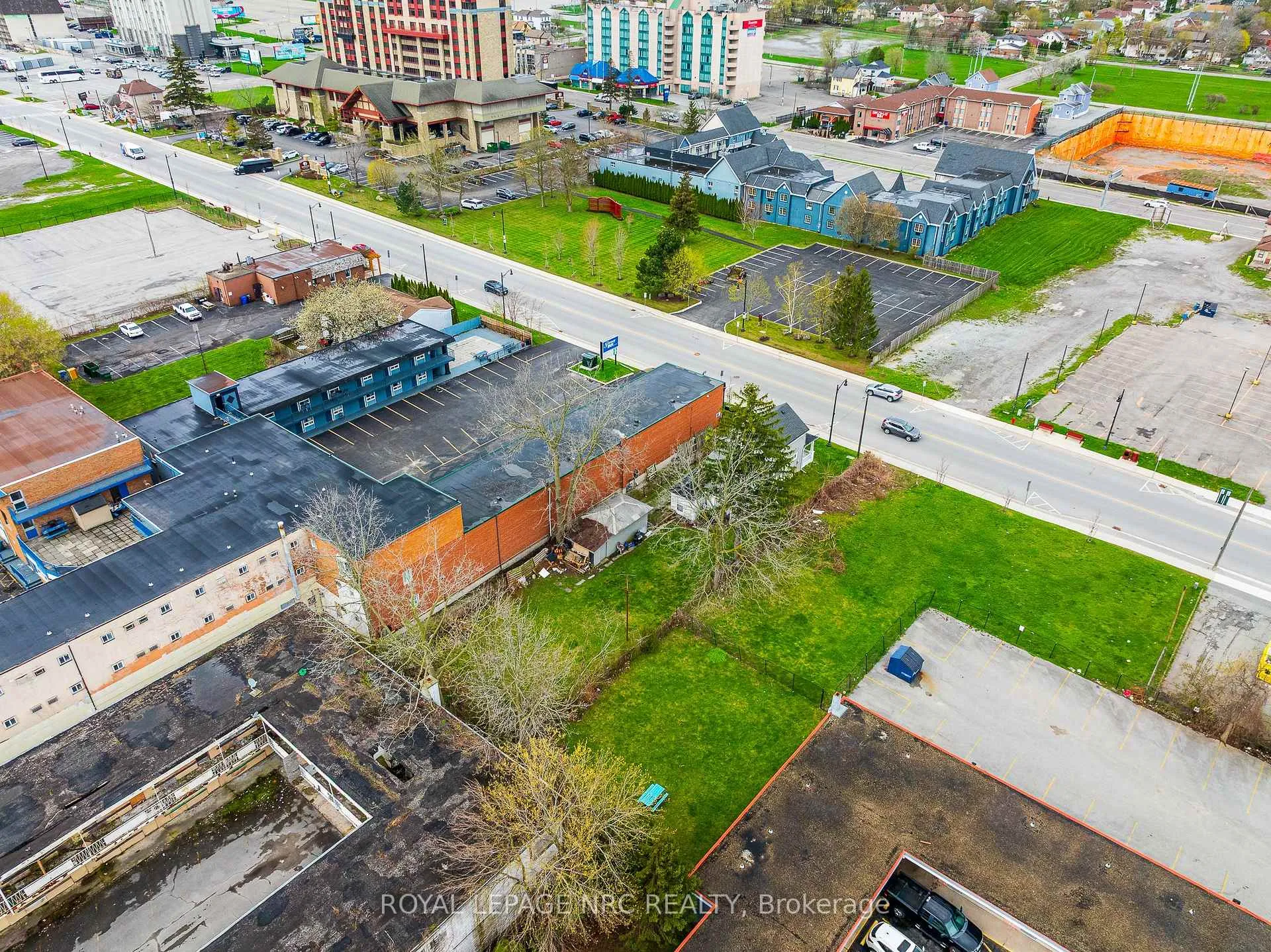 Photo 7 of 5930 Fallsview Boulevard, Niagara Falls, Clifton Hill — HOMEH