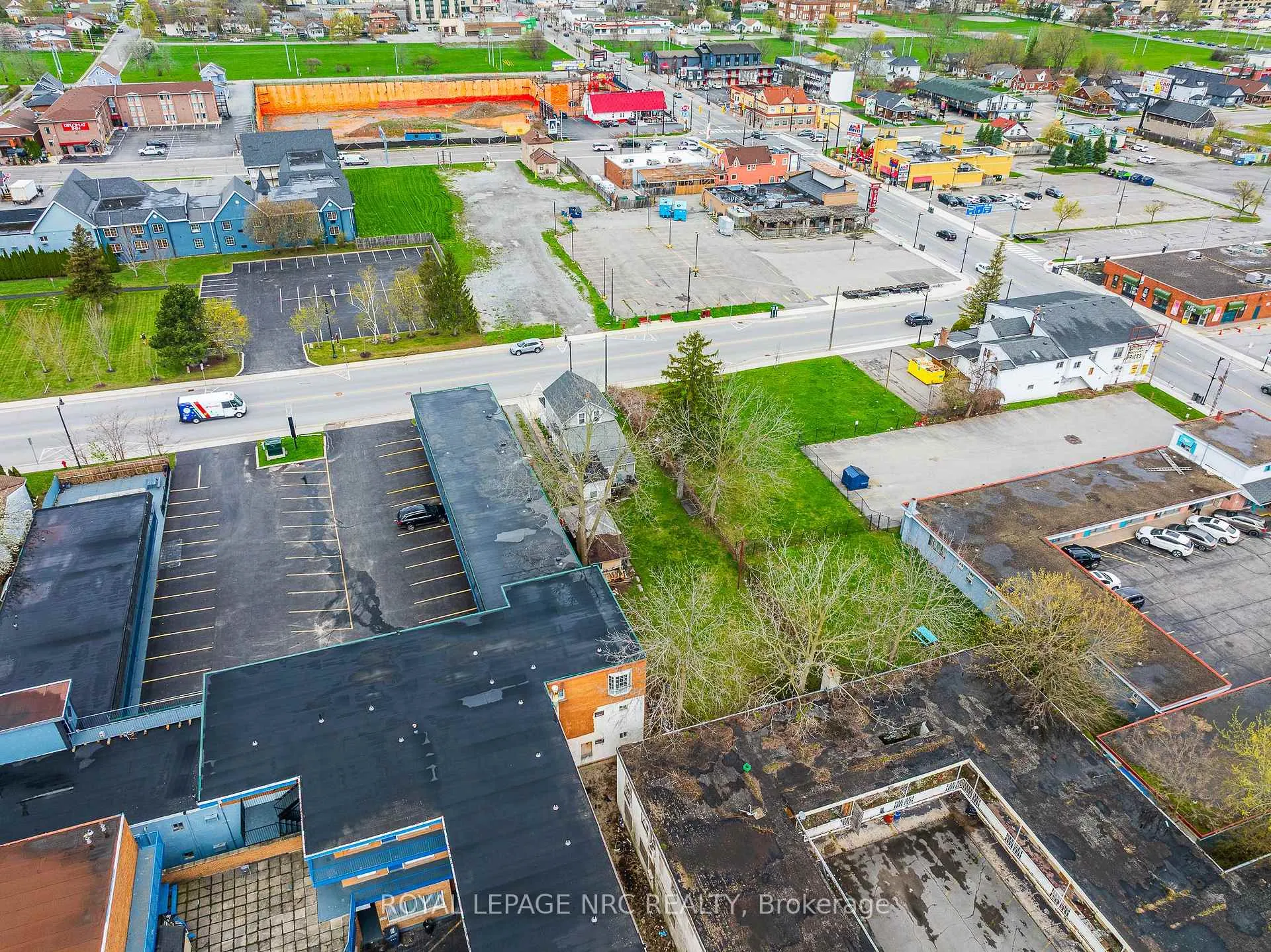 Photo 8 of 5930 Fallsview Boulevard, Niagara Falls, Clifton Hill — HOMEH