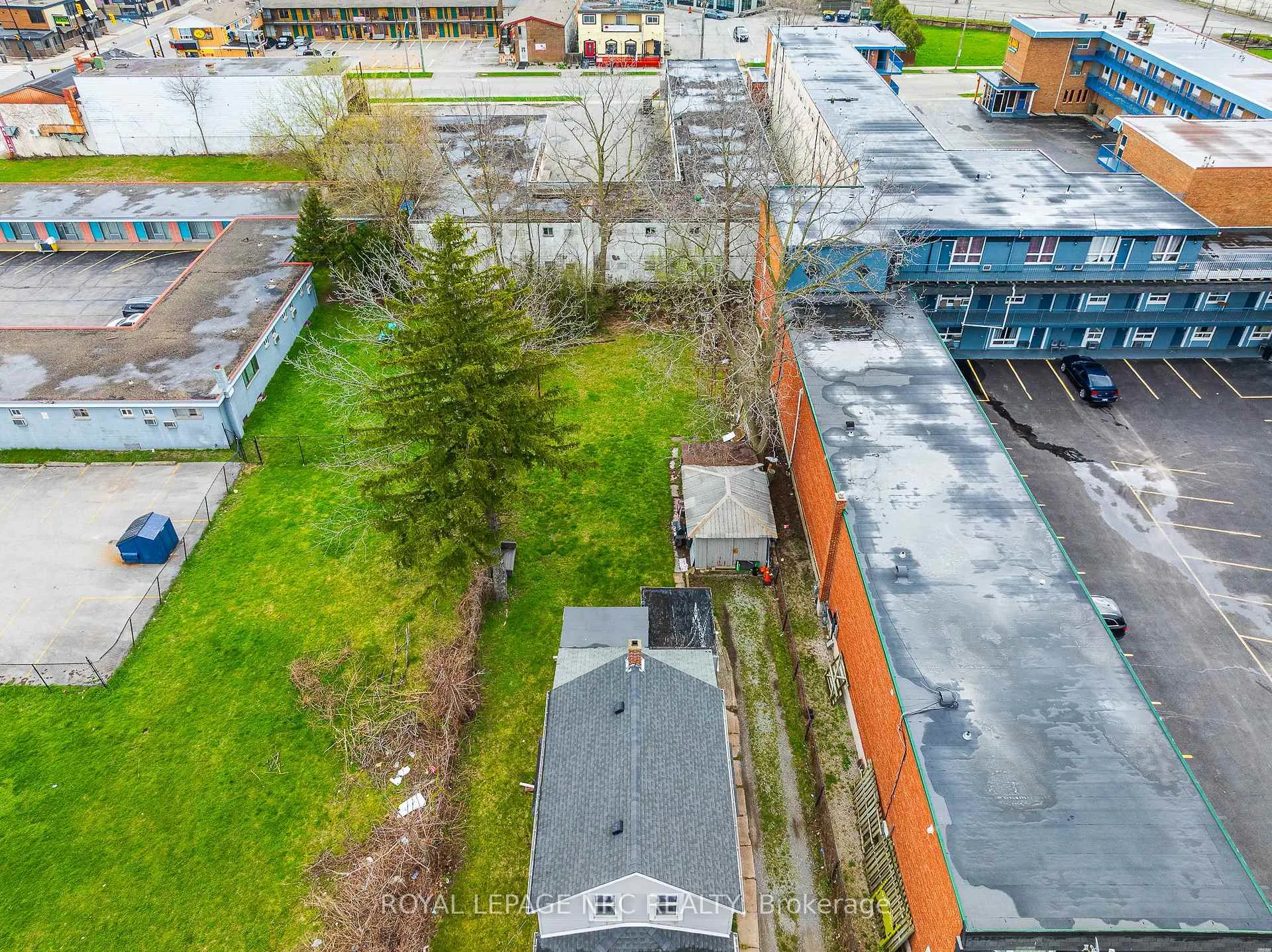 Photo 10 of 5930 Fallsview Boulevard, Niagara Falls, Clifton Hill — HOMEH
