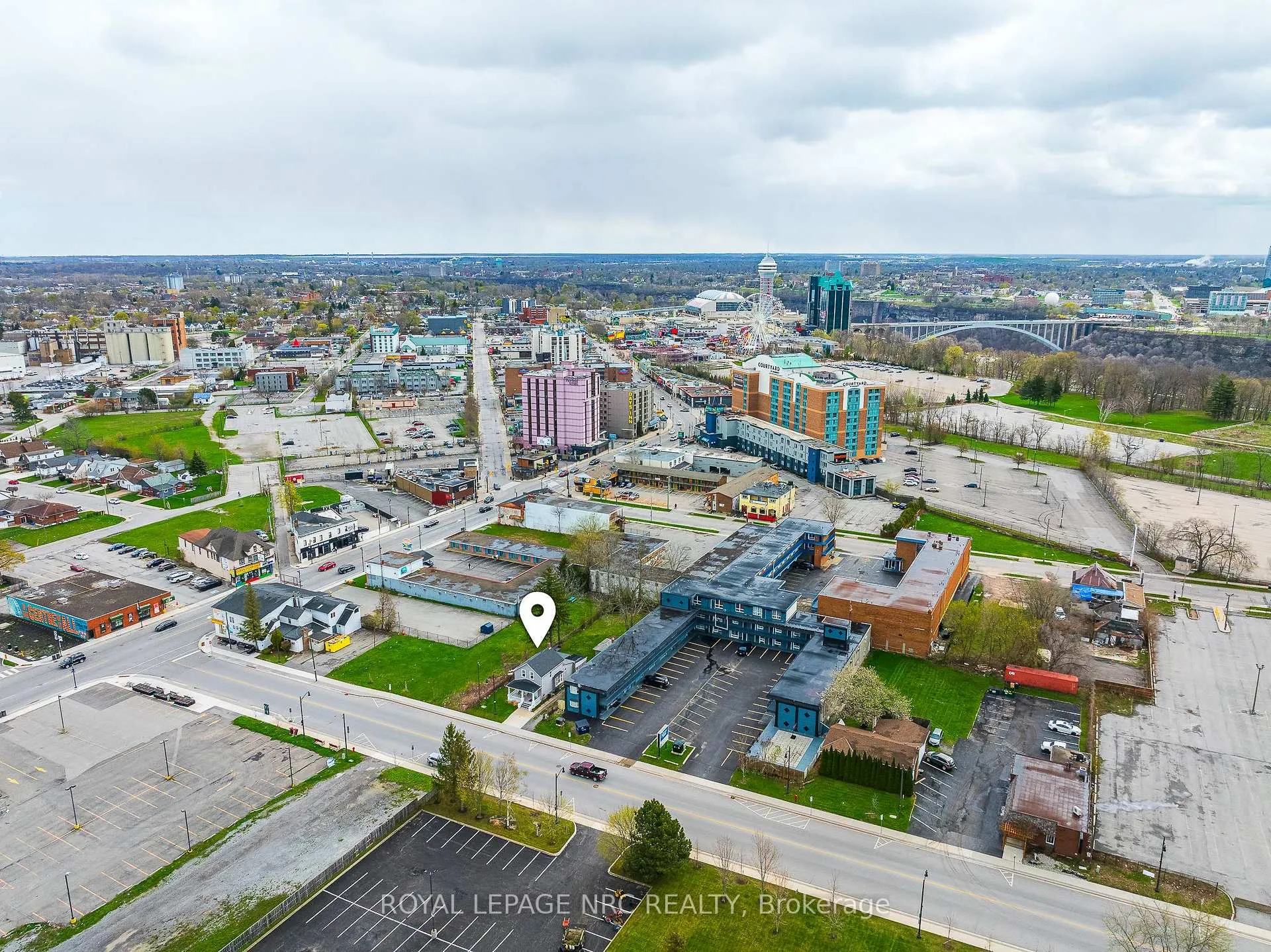 Photo 11 of 5930 Fallsview Boulevard, Niagara Falls, Clifton Hill — HOMEH