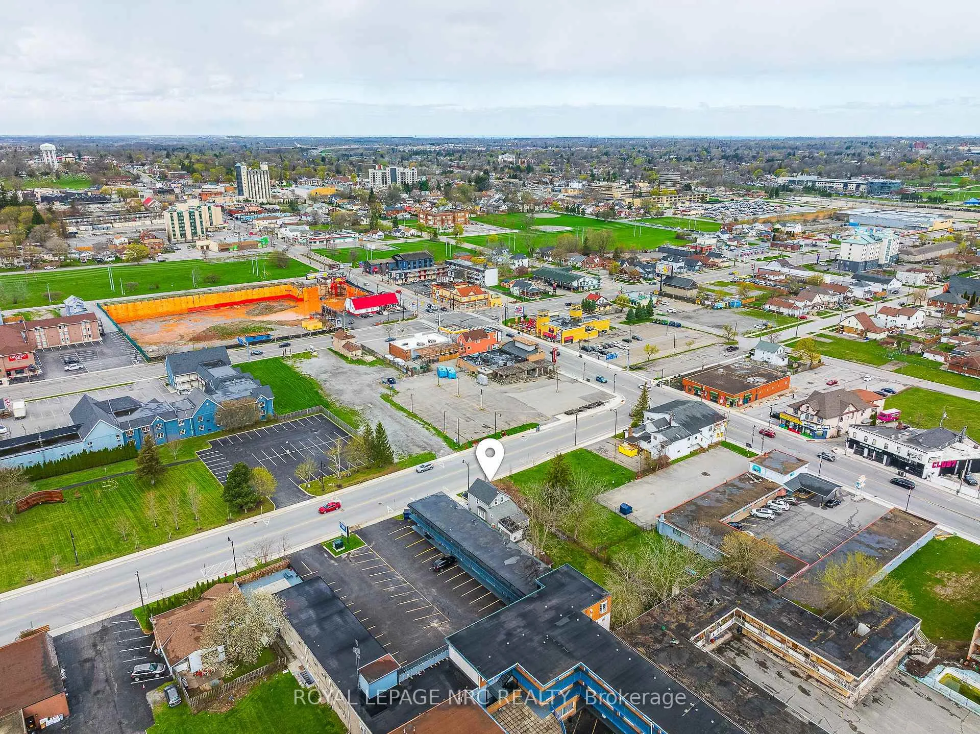 Photo 12 of 5930 Fallsview Boulevard, Niagara Falls, Clifton Hill — HOMEH