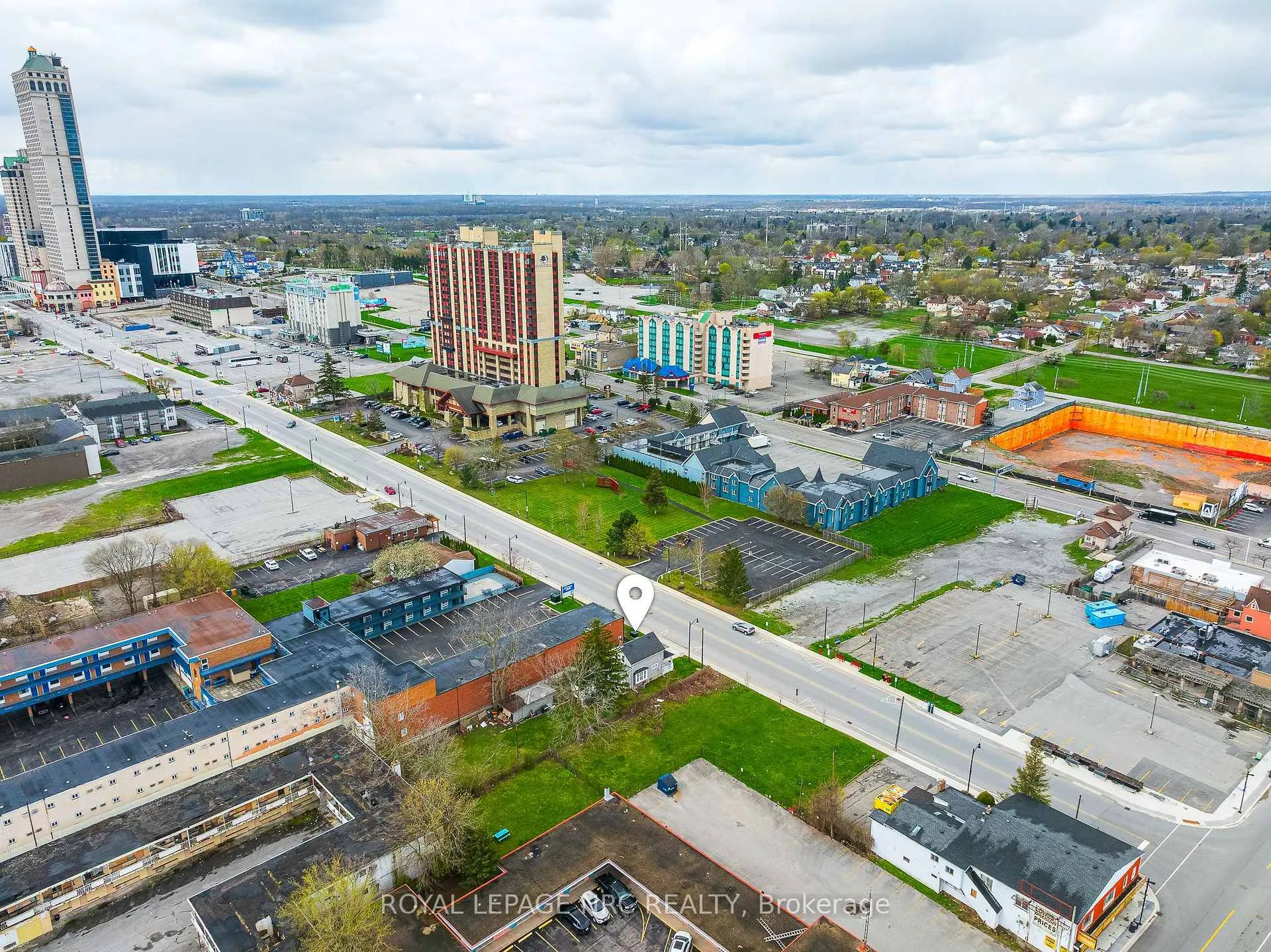 Photo 13 of 5930 Fallsview Boulevard, Niagara Falls, Clifton Hill — HOMEH
