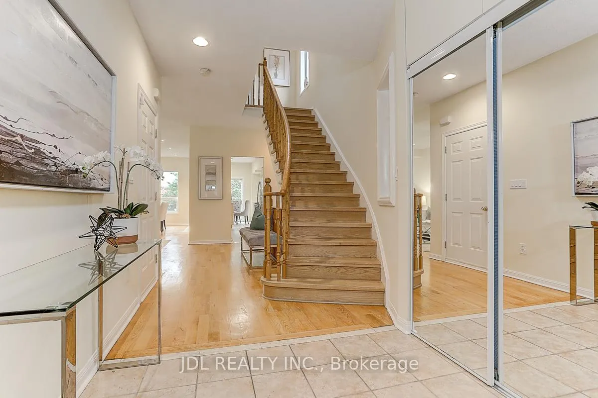 Photo 5 of 14 Zermatt Way, Markham, Unionville — HOMEH