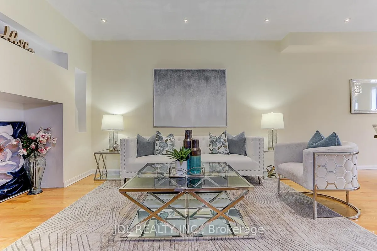 Photo 9 of 14 Zermatt Way, Markham, Unionville — HOMEH