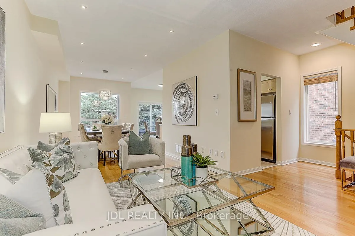 Photo 11 of 14 Zermatt Way, Markham, Unionville — HOMEH