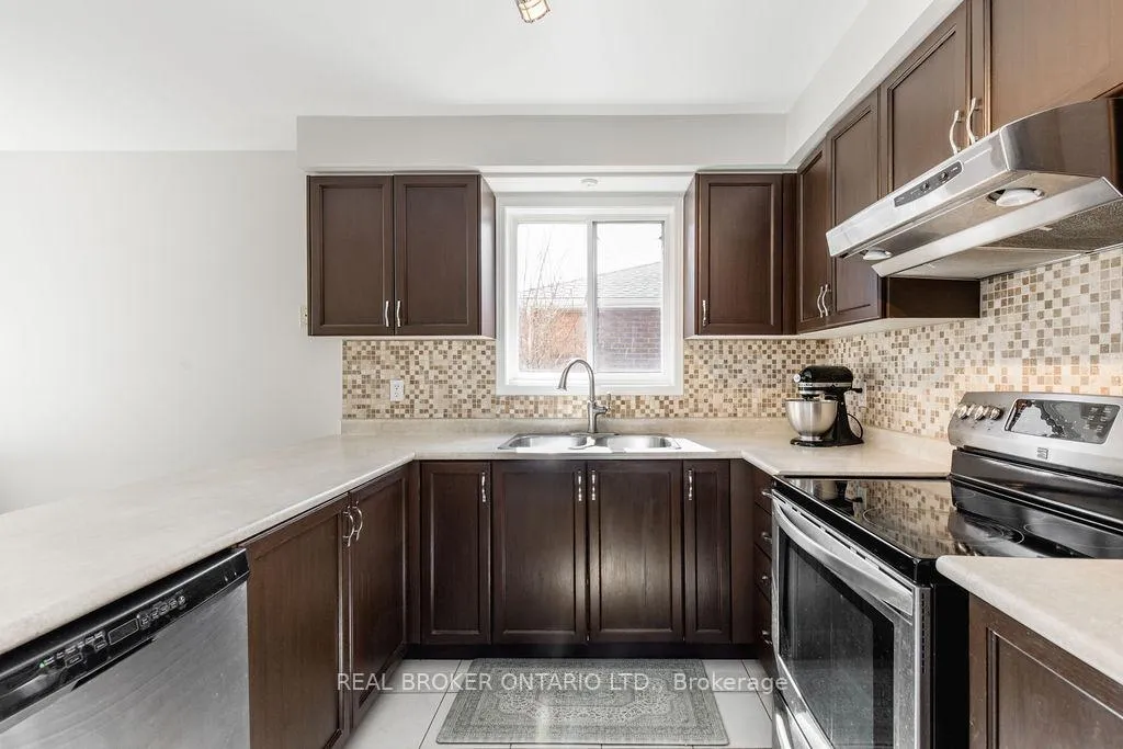 Photo 15 of 65 Benson Drive, Barrie, Sandy Hollow — HOMEH