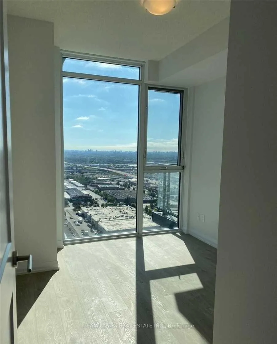Photo 3 of Unit LPH18, 7895 Jane Street, Vaughan, Concord — HOMEH