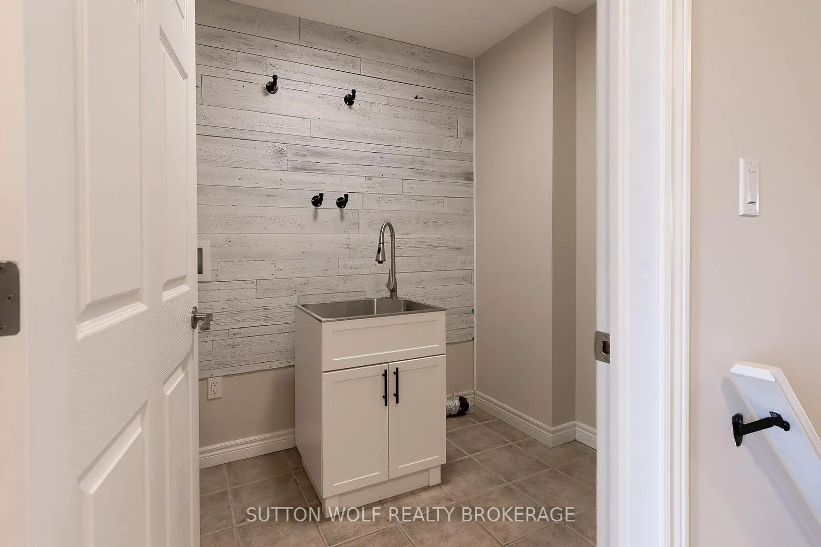 Photo 4 of 501 Darcy Drive, Strathroy-Caradoc, NE — HOMEH