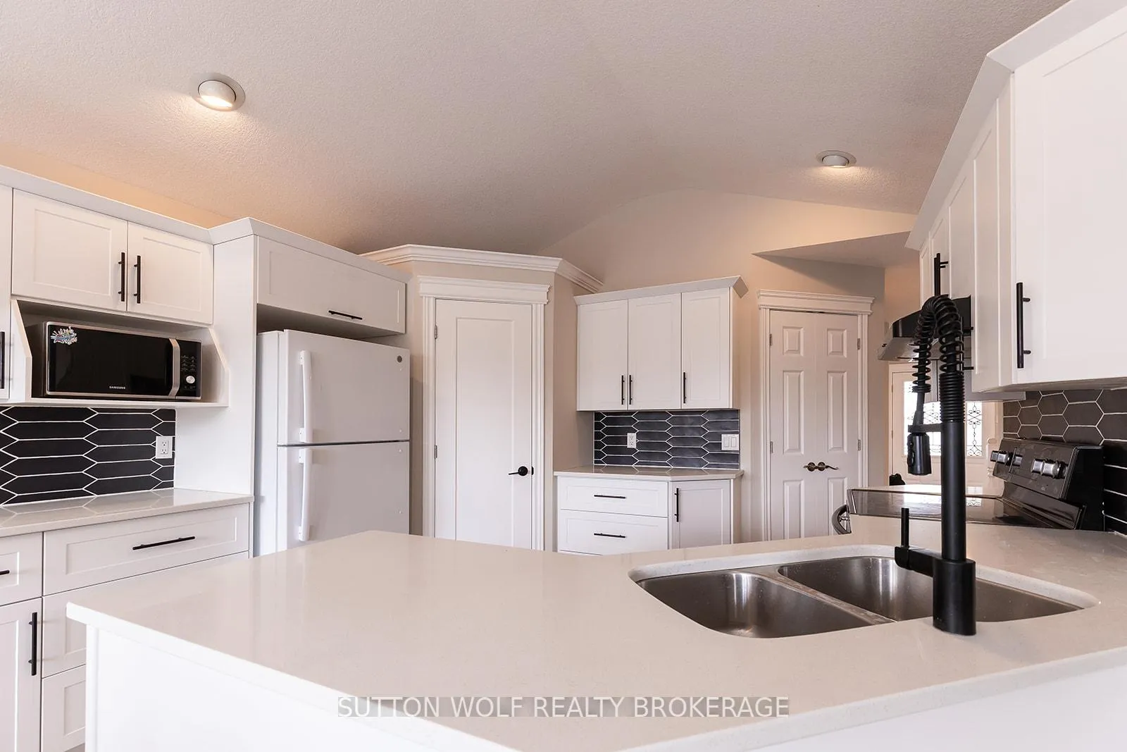 Photo 13 of 501 Darcy Drive, Strathroy-Caradoc, NE — HOMEH