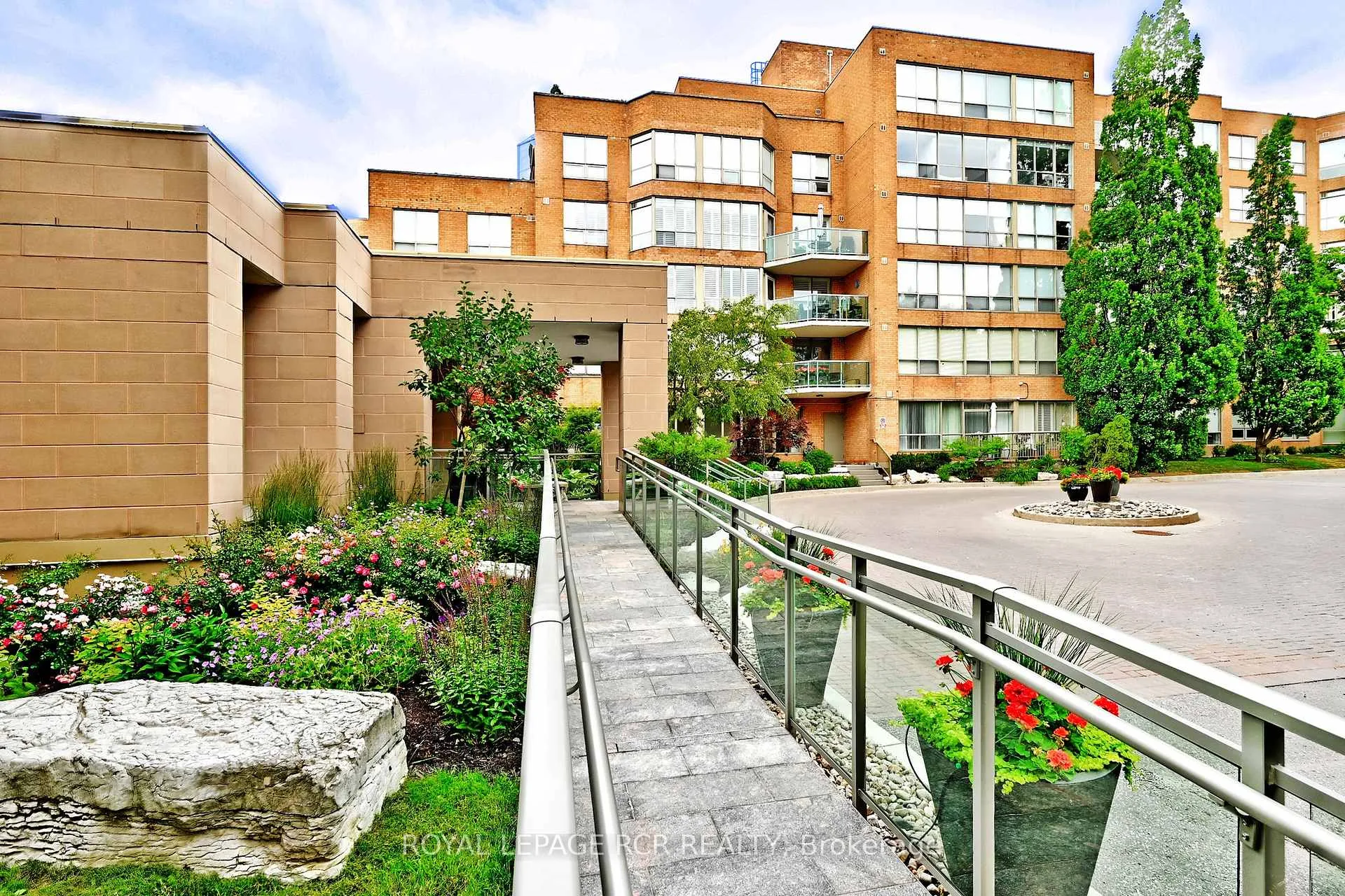 Photo 3 of Unit 509, 14924 Yonge Street, Aurora, Aurora Highlands — HOMEH
