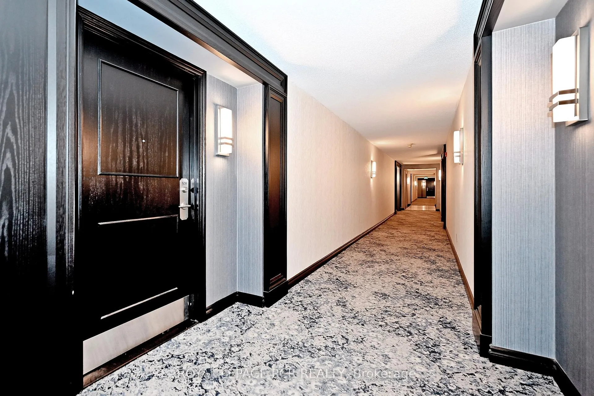 Photo 5 of Unit 509, 14924 Yonge Street, Aurora, Aurora Highlands — HOMEH