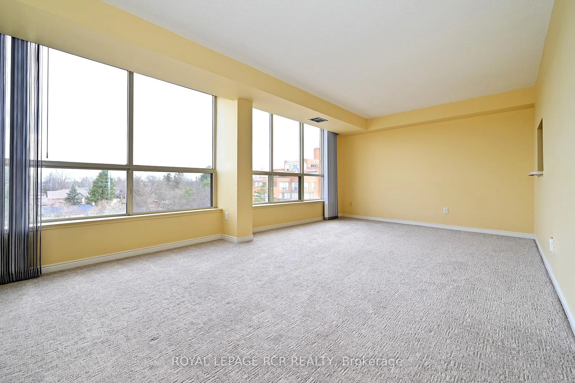 Photo 8 of Unit 509, 14924 Yonge Street, Aurora, Aurora Highlands — HOMEH