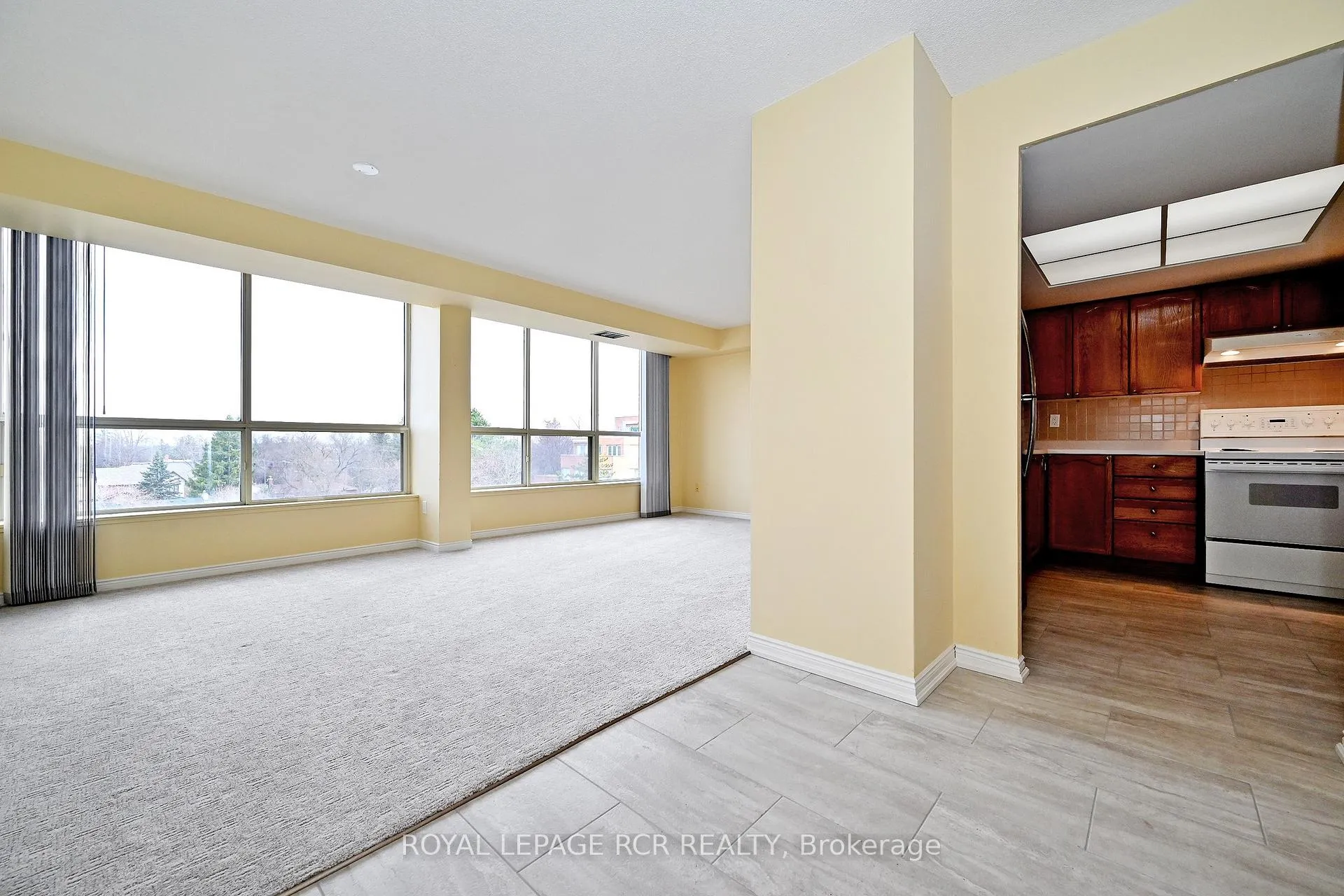 Photo 9 of Unit 509, 14924 Yonge Street, Aurora, Aurora Highlands — HOMEH