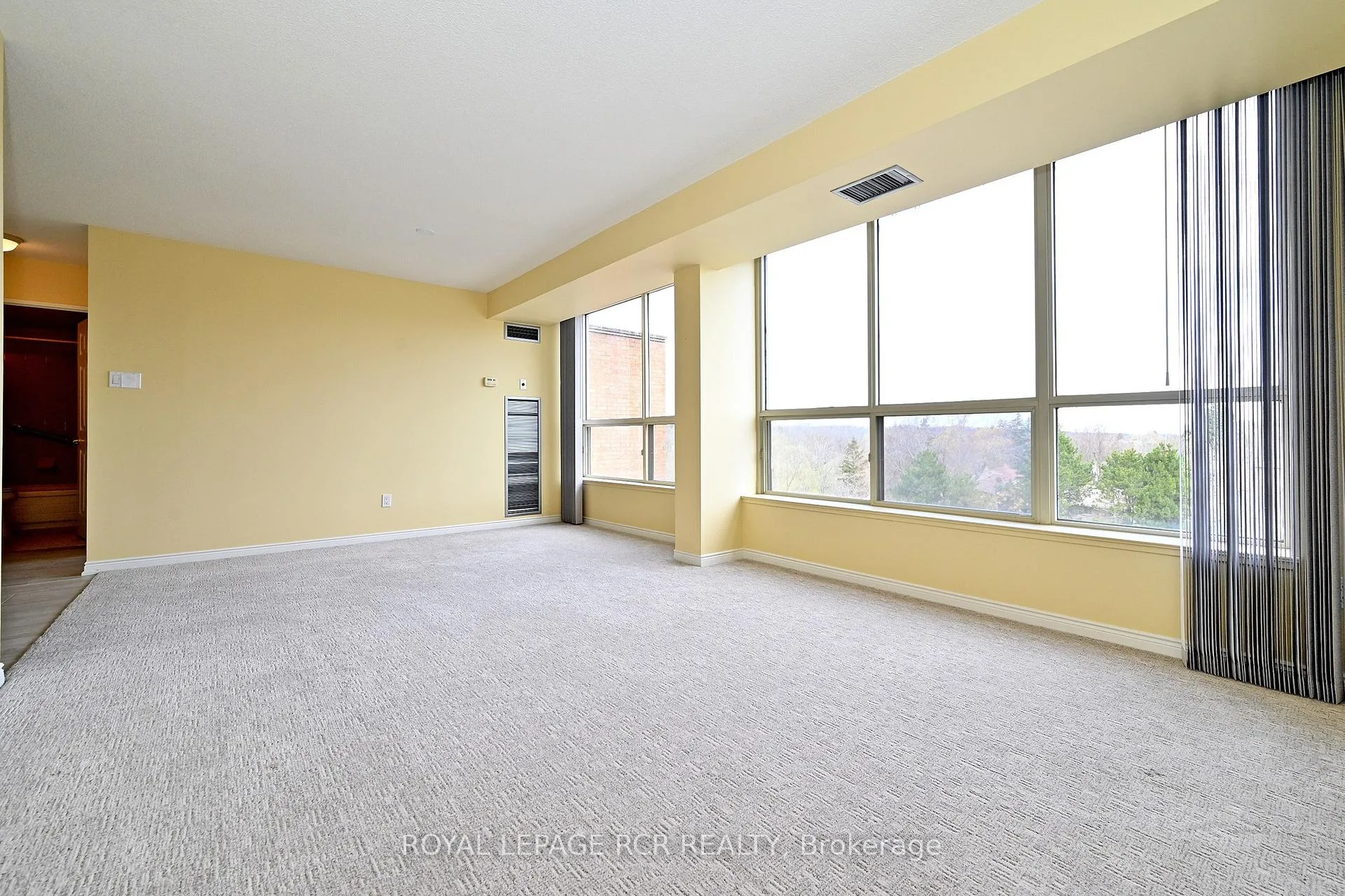 Photo 10 of Unit 509, 14924 Yonge Street, Aurora, Aurora Highlands — HOMEH