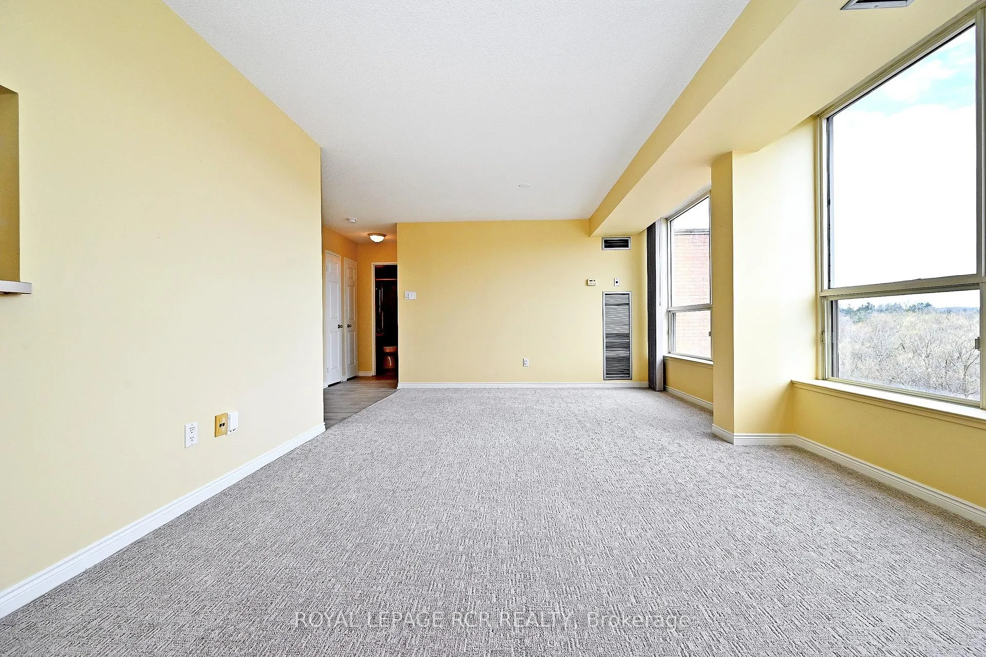 Photo 11 of Unit 509, 14924 Yonge Street, Aurora, Aurora Highlands — HOMEH