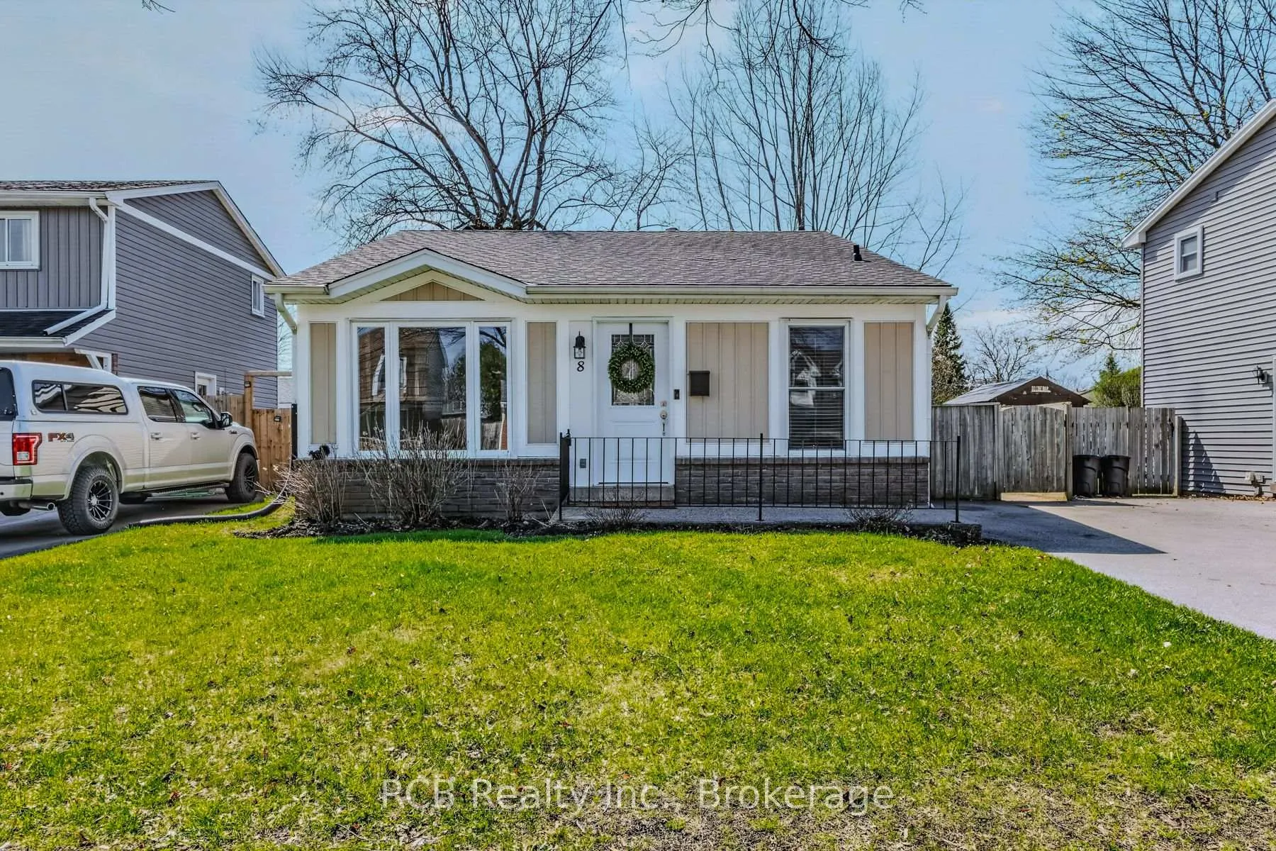 Photo 2 of 8 Coulbeck Road, Brantford — HOMEH