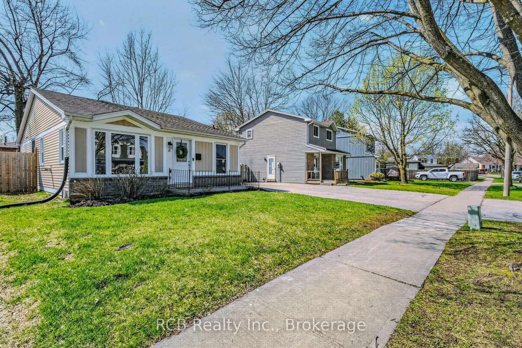 Photo 3 of 8 Coulbeck Road, Brantford — HOMEH