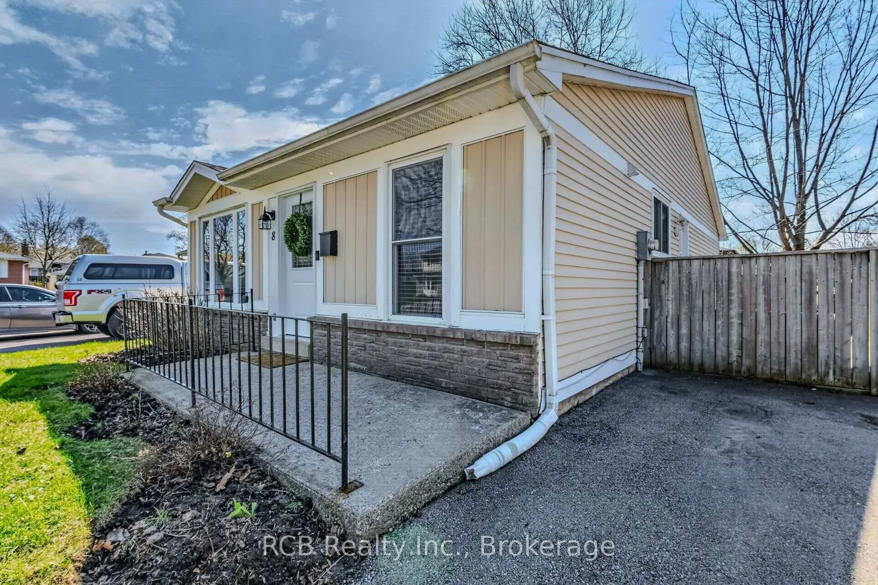 Photo 4 of 8 Coulbeck Road, Brantford — HOMEH