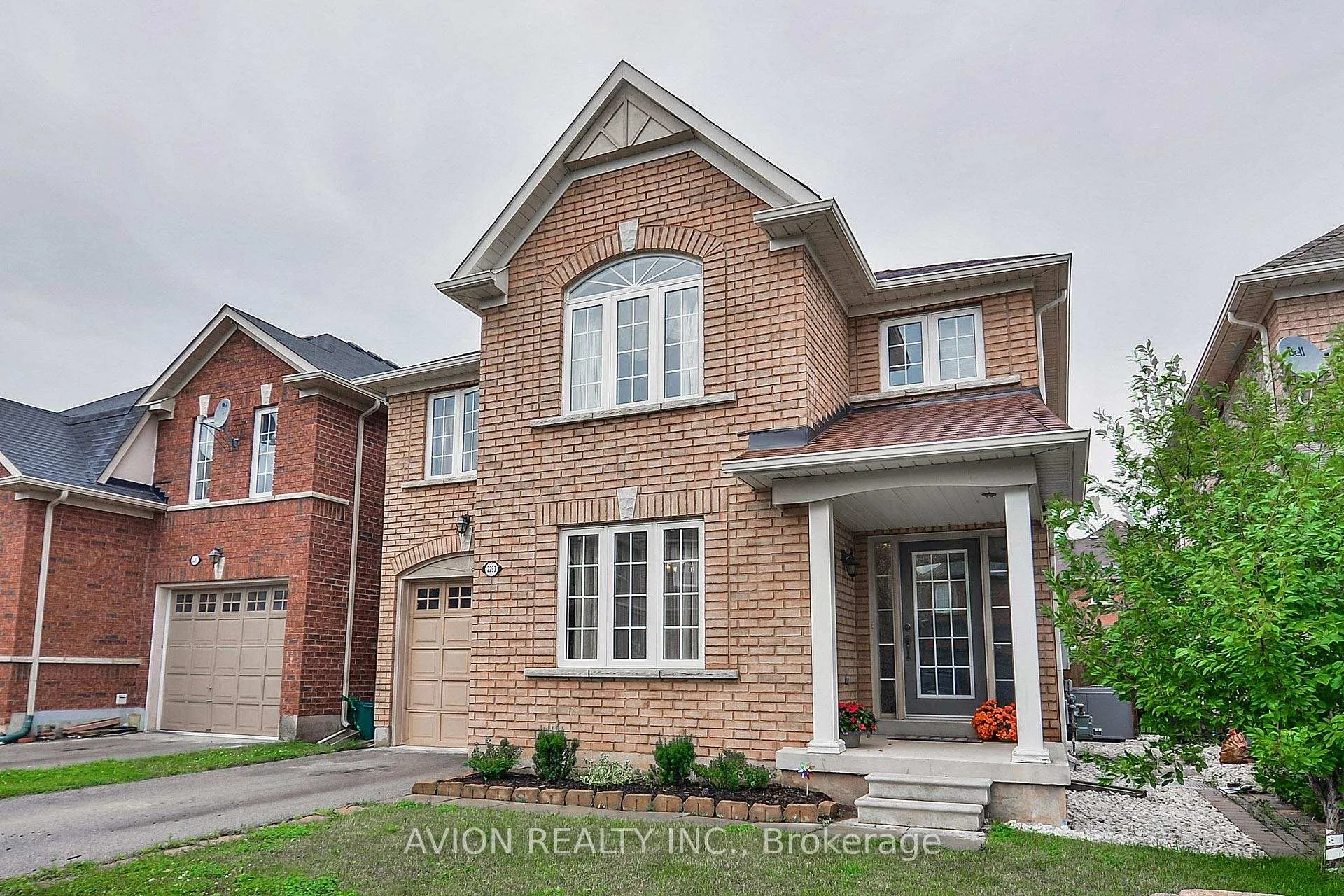 Photo 2 of 2293 Crestmont Drive, Oakville, Westmount — HOMEH