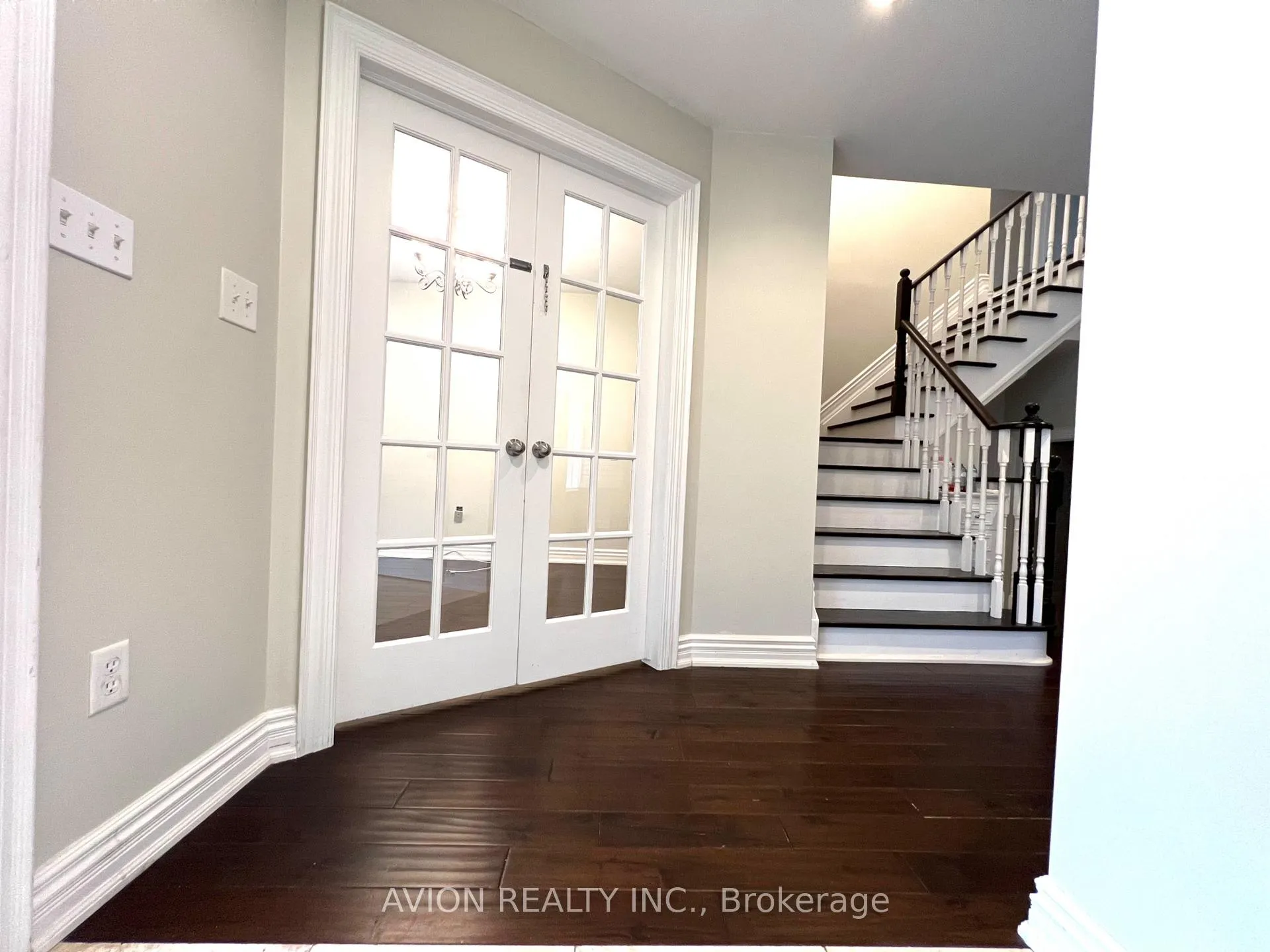 Photo 3 of 2293 Crestmont Drive, Oakville, Westmount — HOMEH