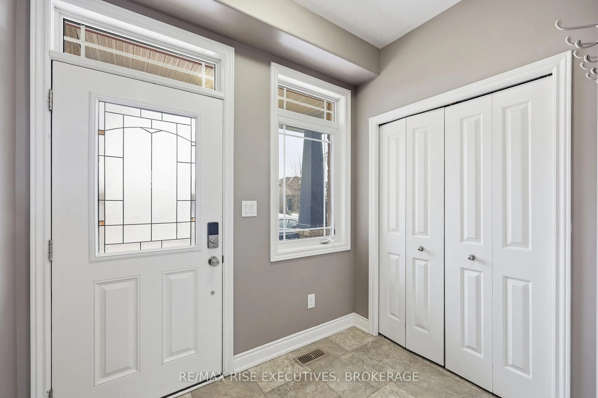 Photo 2 of 203 Kildare Avenue, Loyalist, Amherstview — HOMEH
