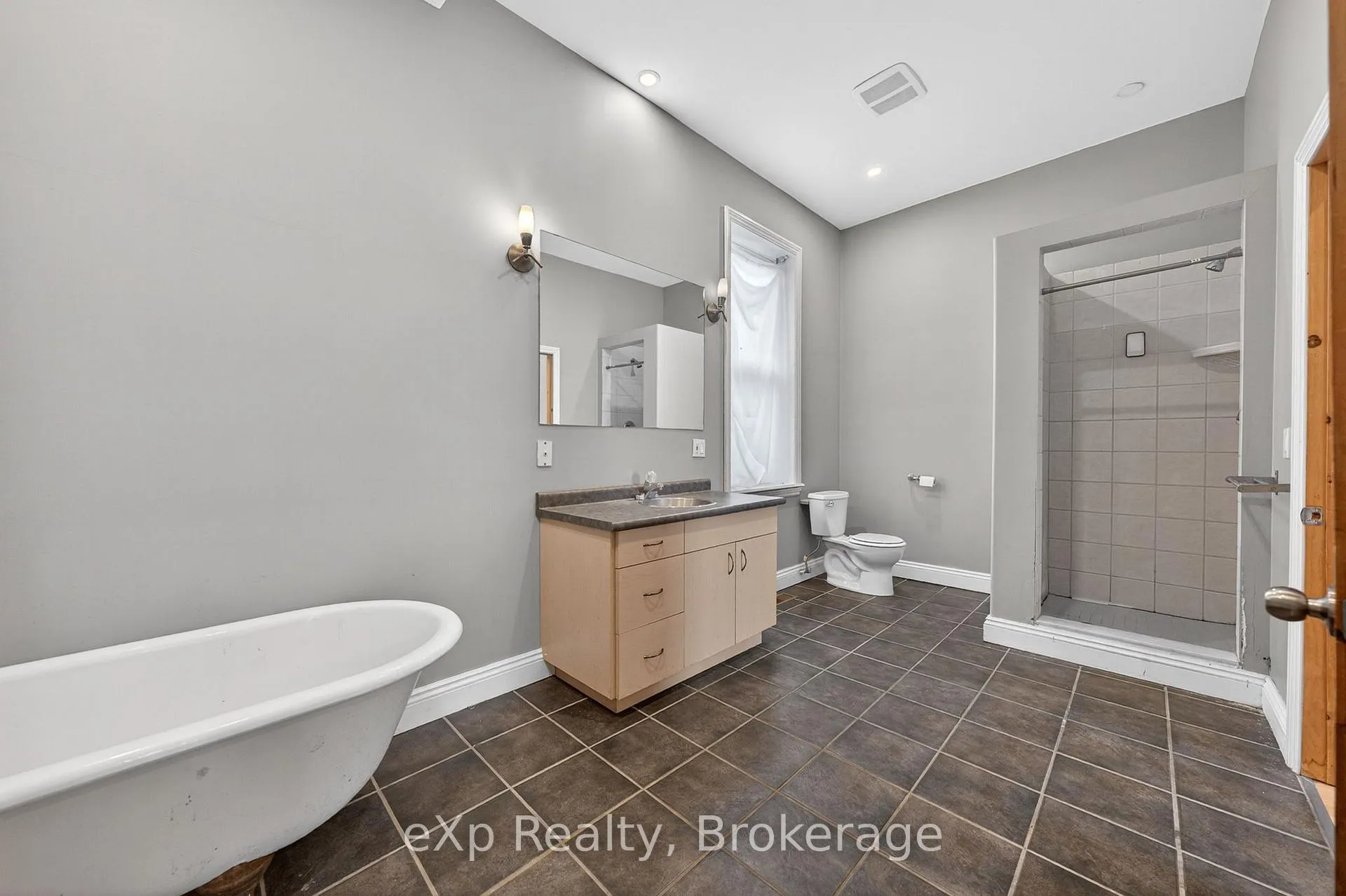 Photo 16 of 12 Fleet Street, Brantford, Downtown Core — HOMEH