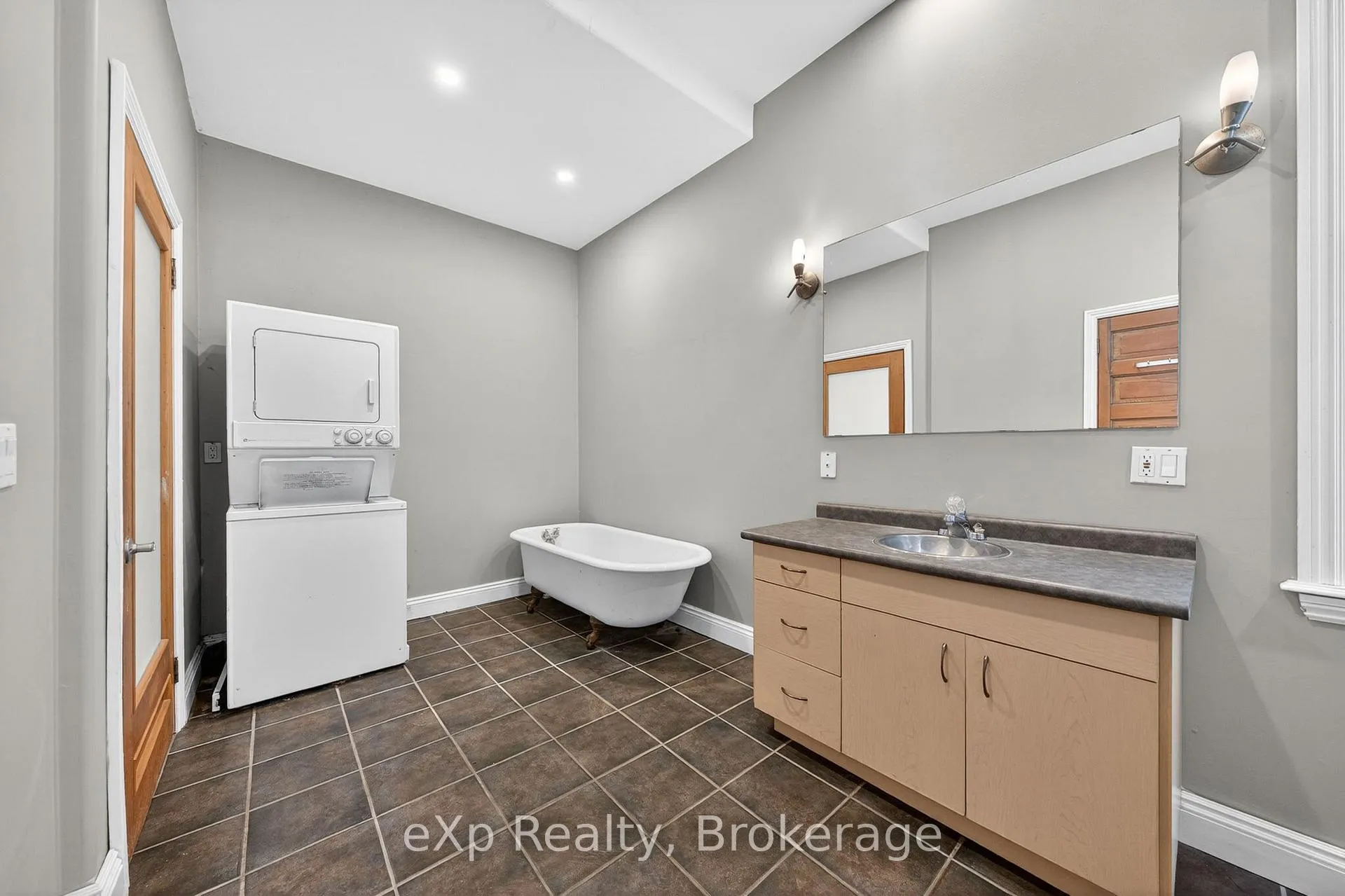 Photo 17 of 12 Fleet Street, Brantford, Downtown Core — HOMEH
