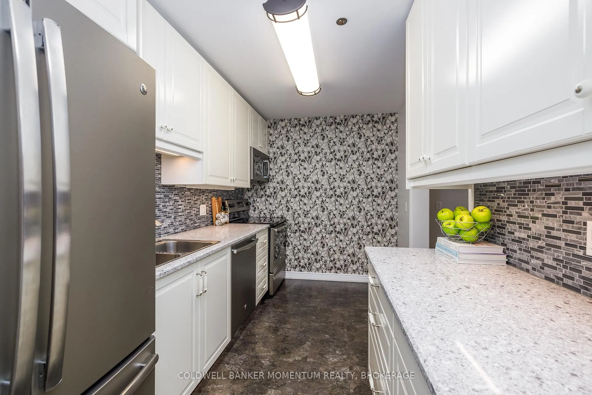 Photo 4 of Unit 206, 6 Niagara Street, Grimsby, Grimsby West — HOMEH