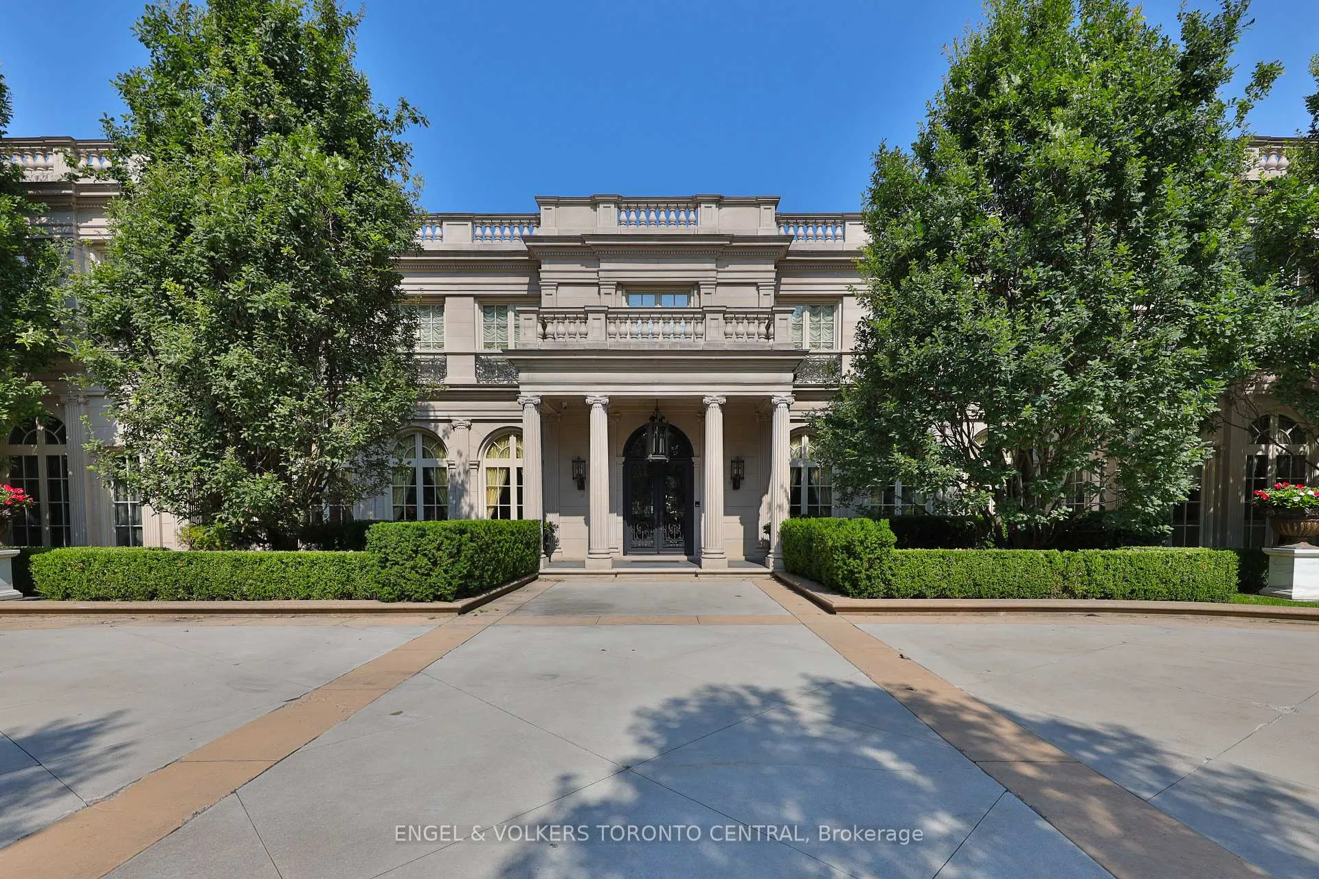 Photo of 489 Lakeshore Road E