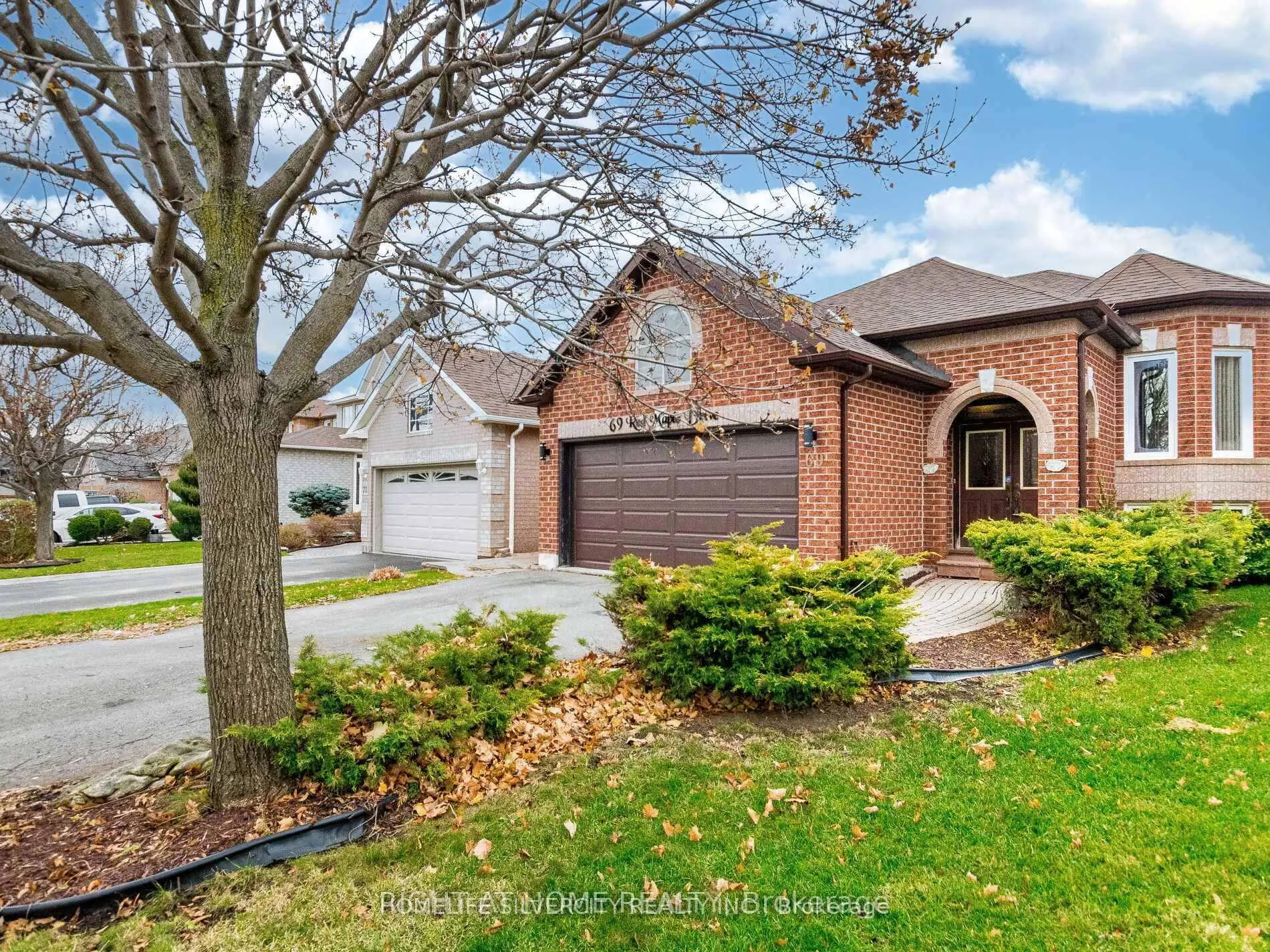Photo 2 of 69 Red Maple Drive, Brampton, Brampton West — HOMEH