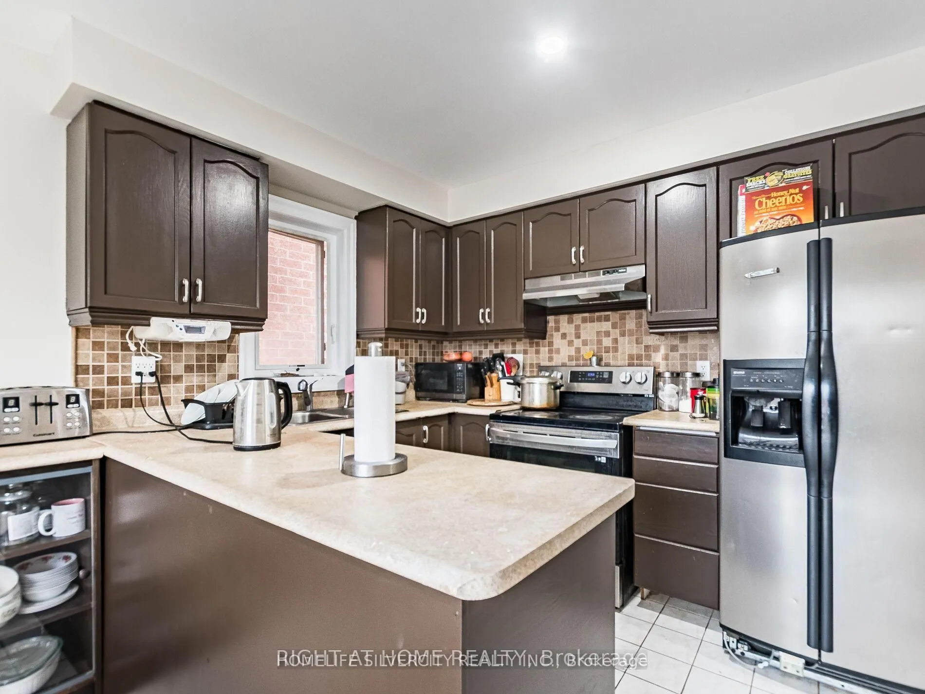 Photo 11 of 69 Red Maple Drive, Brampton, Brampton West — HOMEH