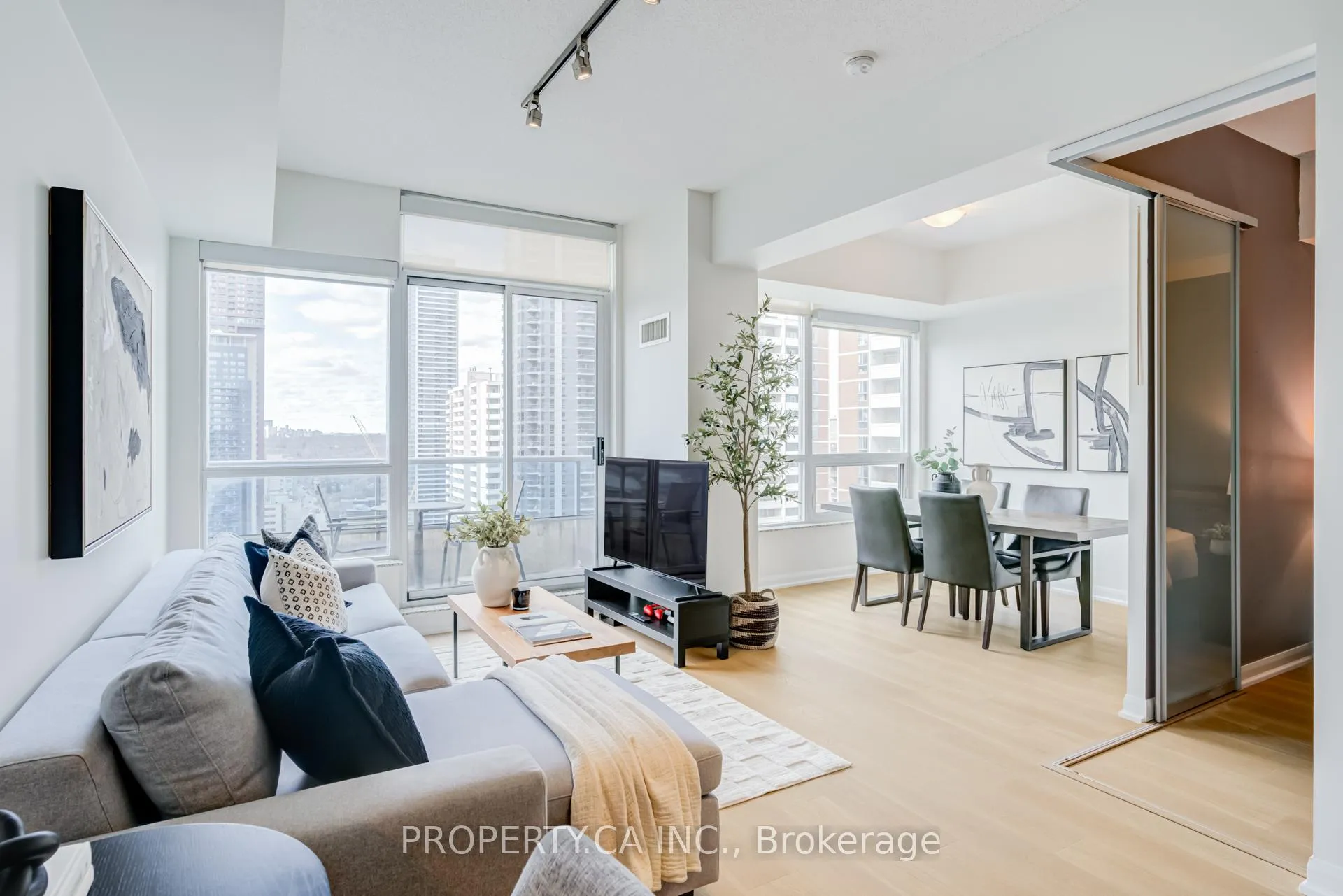 Photo 3 of Unit 2202, 500 Sherbourne Street, Toronto, Church-Yonge Corridor — HOMEH