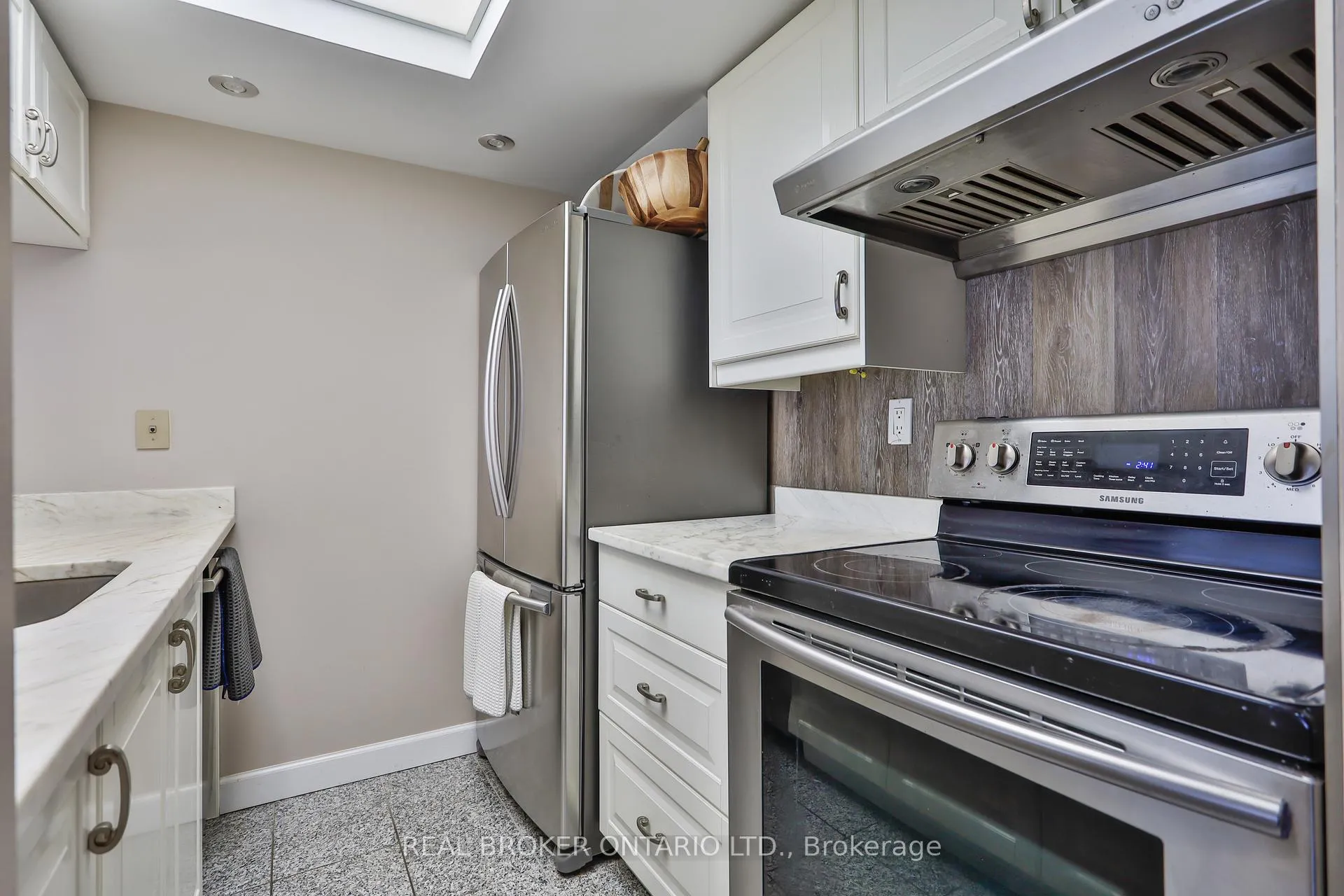 Photo 7 of Unit 912, 222 The Esplanade, Toronto, Waterfront Communities — HOMEH