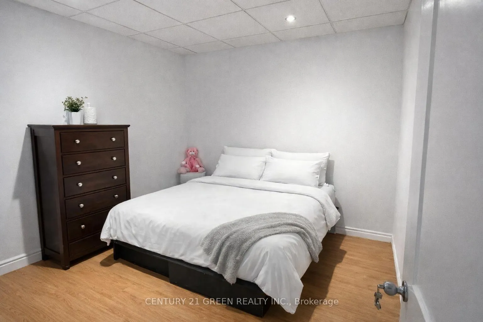 Photo 25 of 73 Owen Place, Hamilton, Greenford — HOMEH