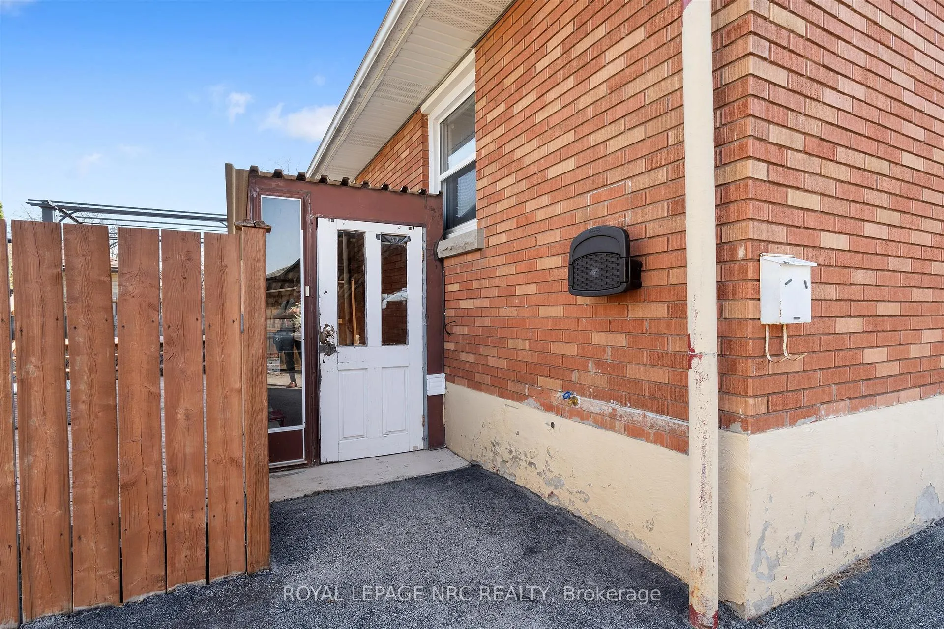 Photo 2 of 21 Chalmers Street, St. Catharines, Facer — HOMEH
