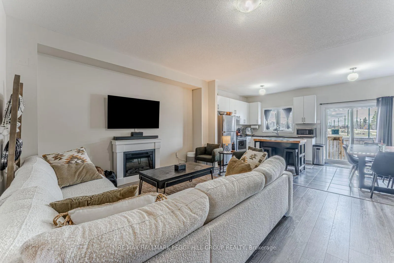 Photo 3 of 1226 Peelar Crescent, Innisfil, Lefroy — HOMEH