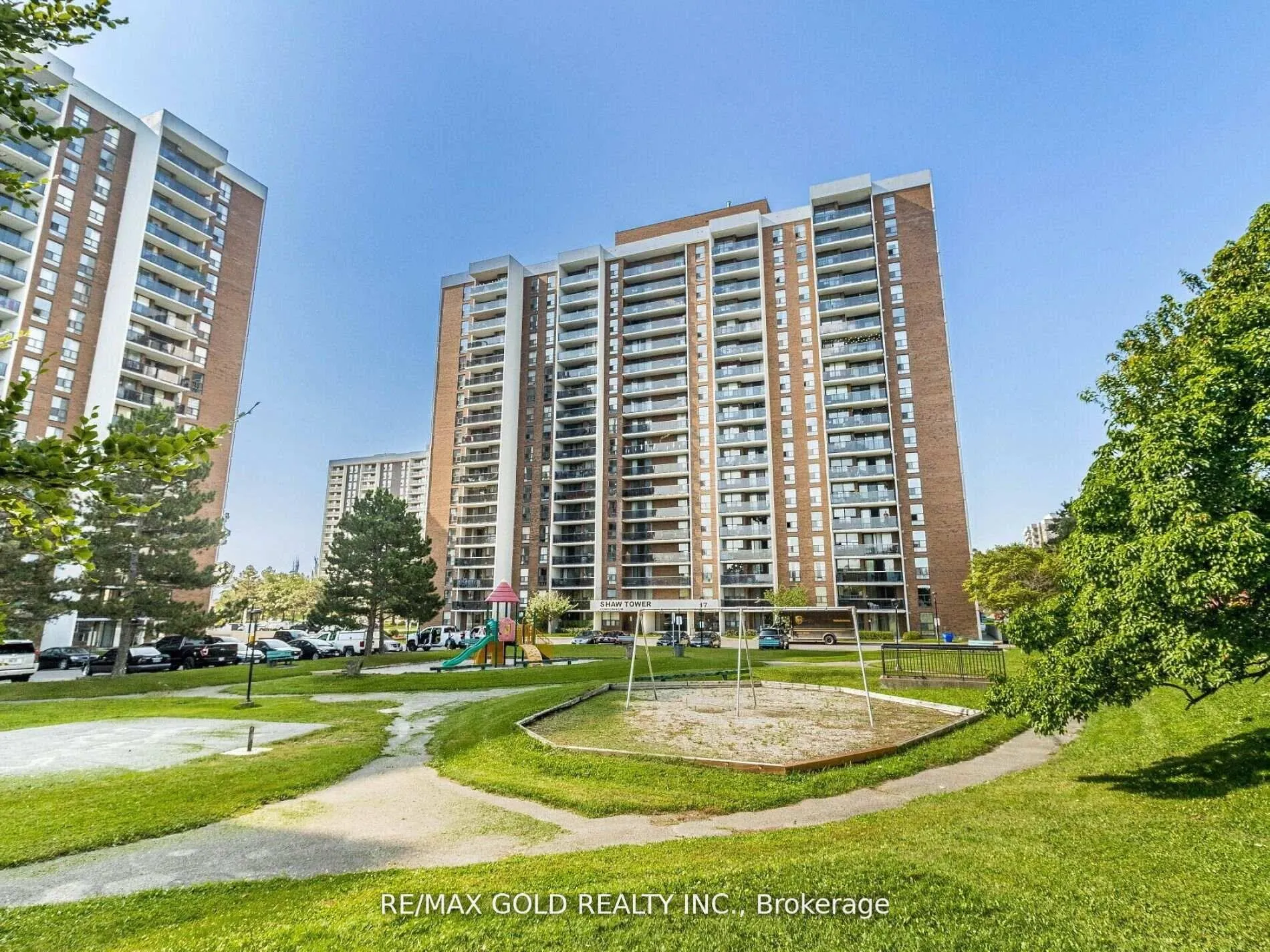 Photo 4 of Unit 404, 18 Knightsbridge Road, Brampton, Queen Street Corridor — HOMEH