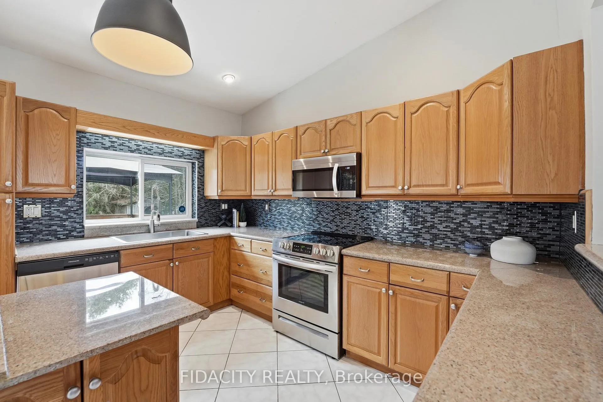 Photo 13 of 6560 Jack Pine Crescent, Ottawa, Greely — HOMEH