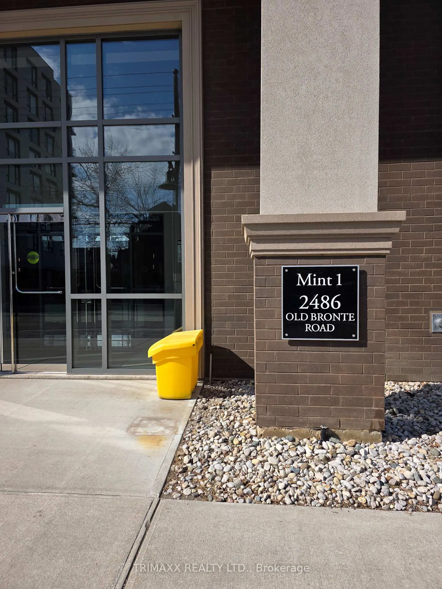 Front of Unit 202, 2486 Old Bronte Road NE
