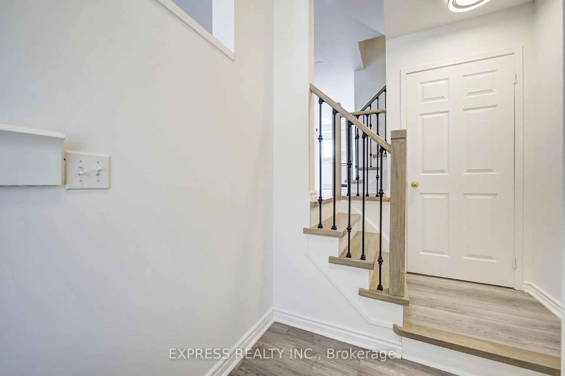Photo 5 of 33 Schouten Crescent, Markham, Vinegar Hill — HOMEH
