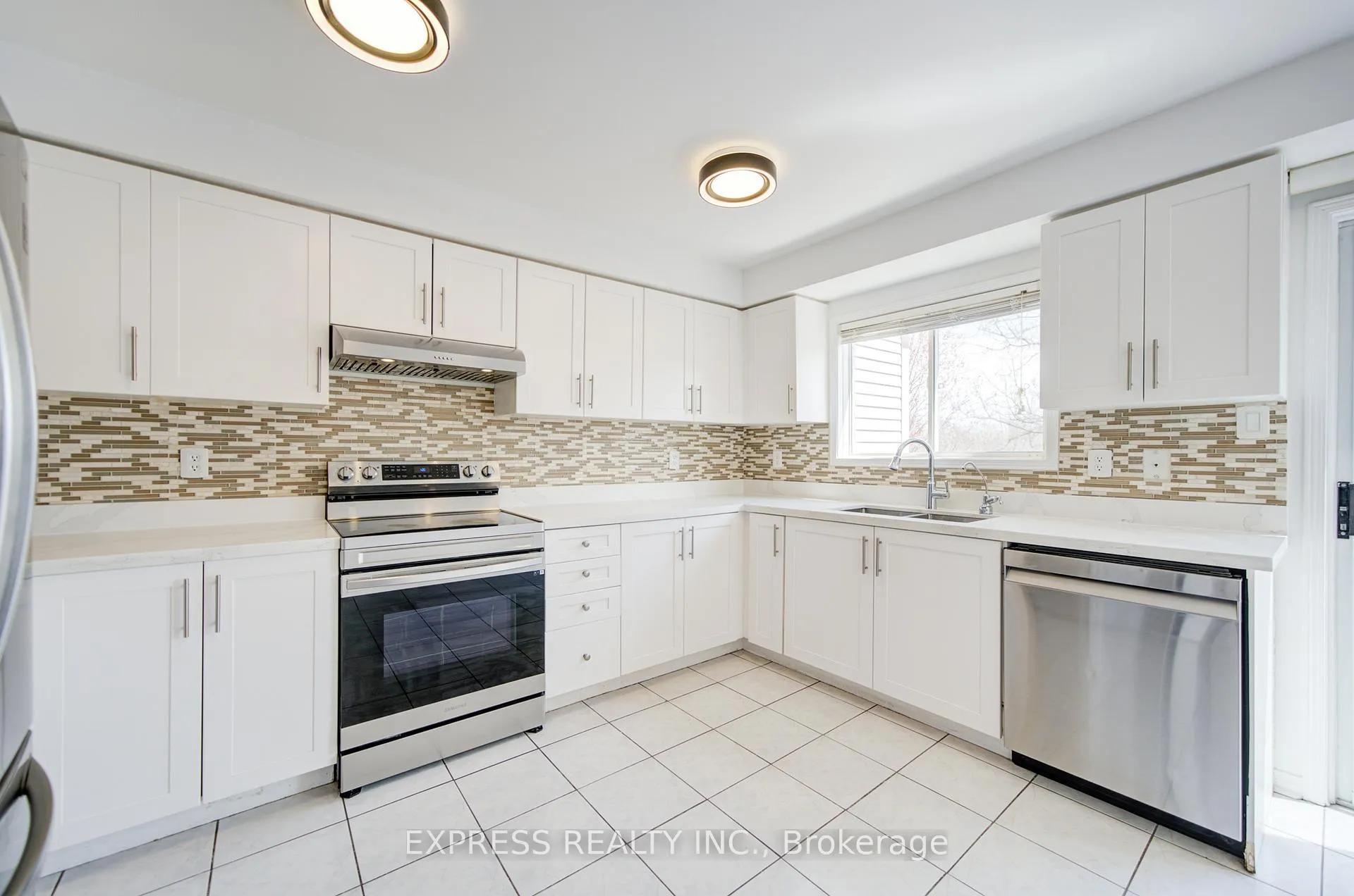Photo 14 of 33 Schouten Crescent, Markham, Vinegar Hill — HOMEH