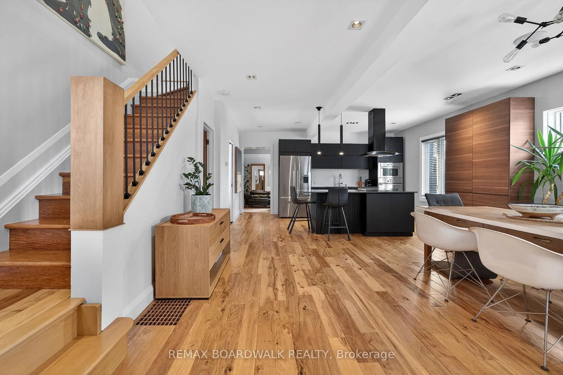 Photo 4 of 154 Queen Mary Street, Ottawa, Overbrook/Castle Heights — HOMEH