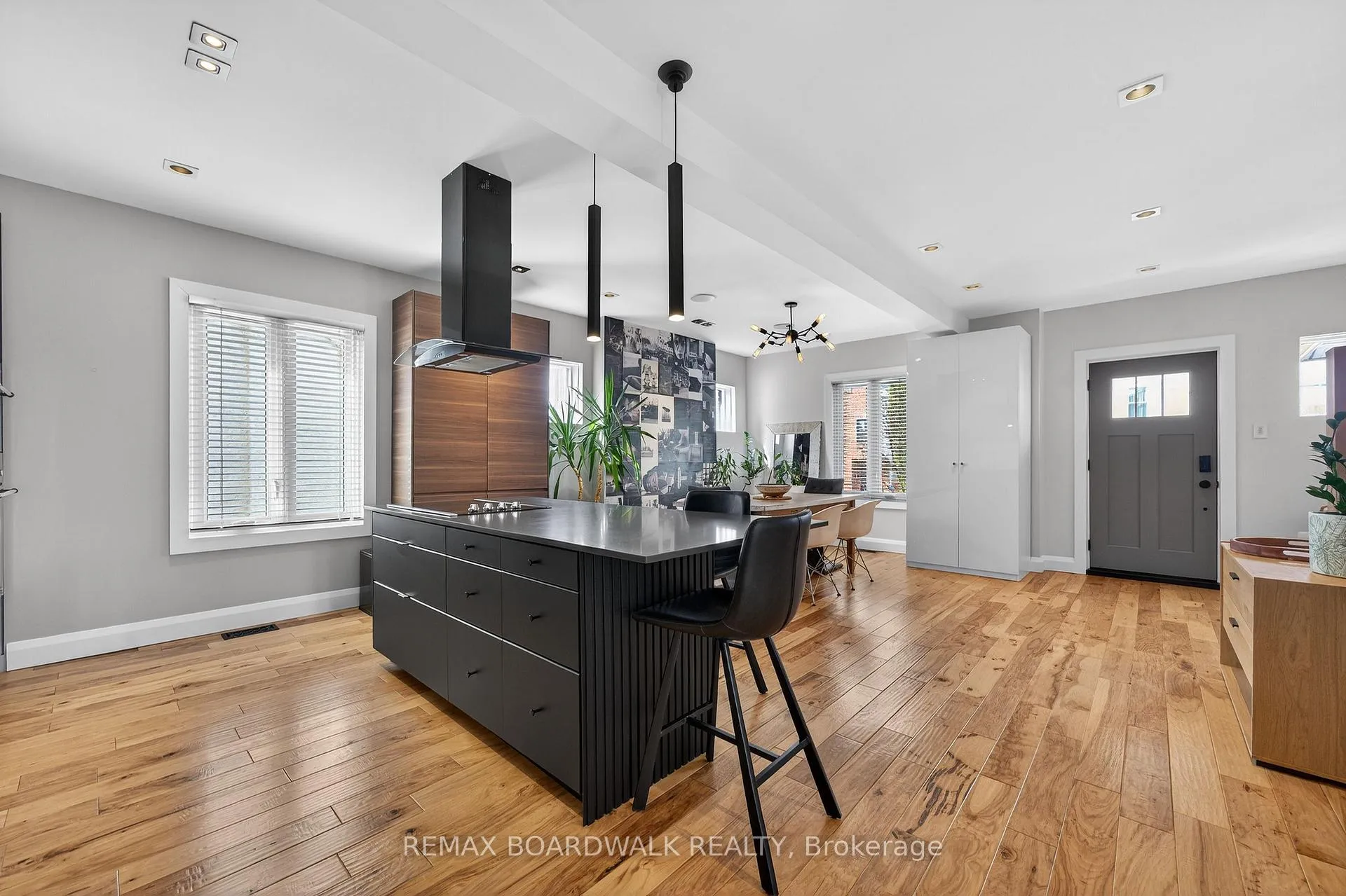Photo 11 of 154 Queen Mary Street, Ottawa, Overbrook/Castle Heights — HOMEH
