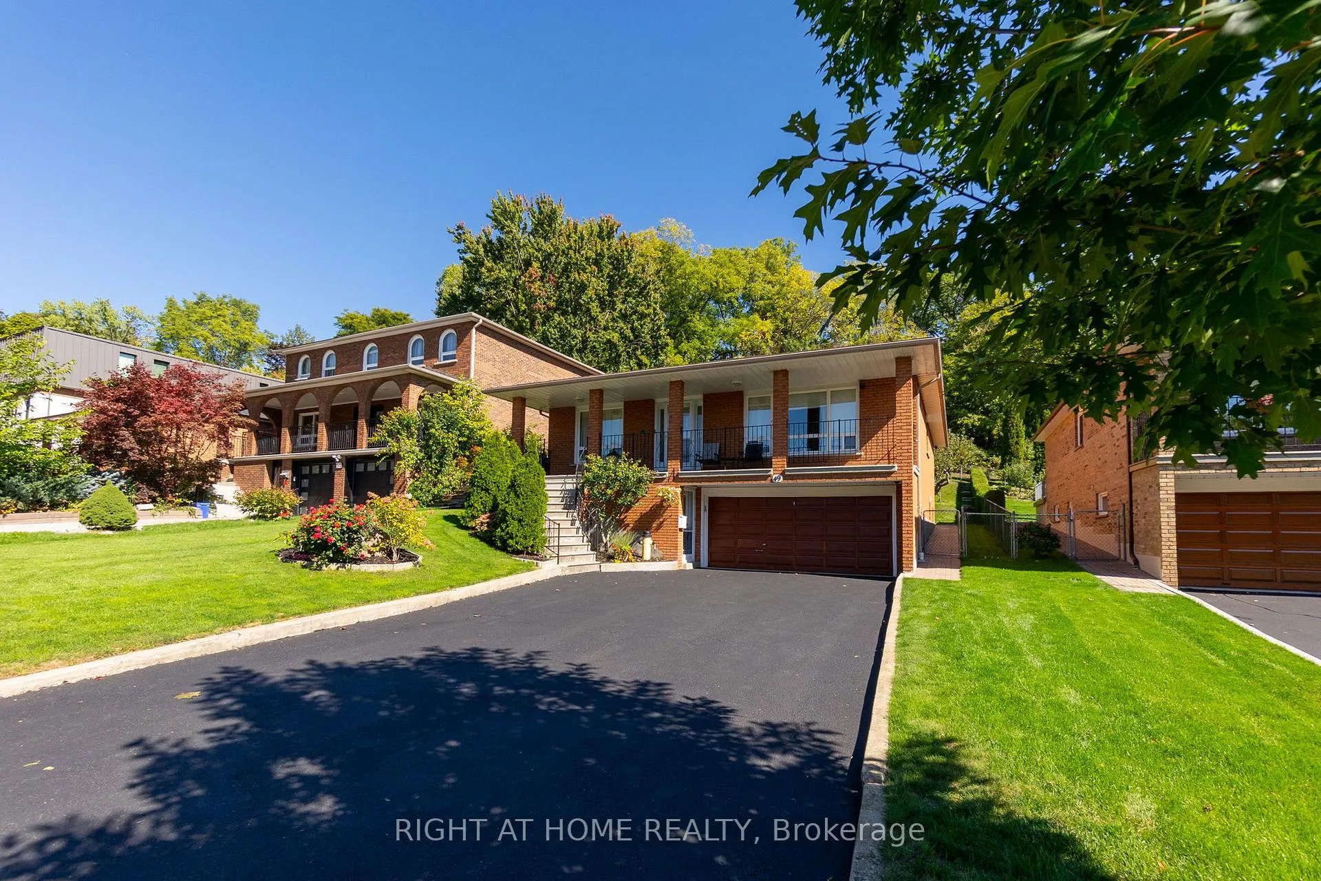 Photo 2 of 49 Pioneer Lane, Vaughan, East Woodbridge — HOMEH