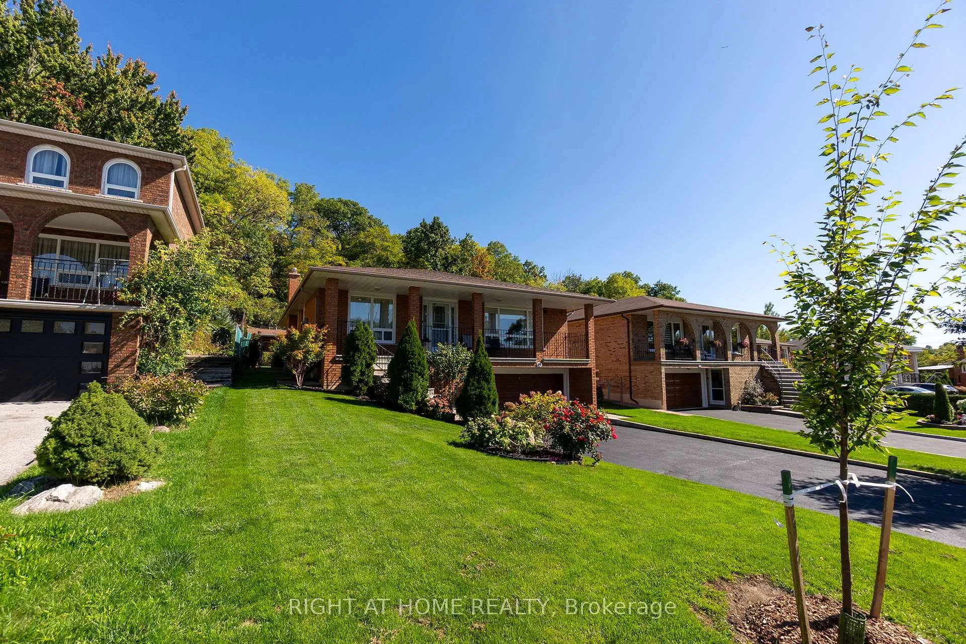 Photo 4 of 49 Pioneer Lane, Vaughan, East Woodbridge — HOMEH