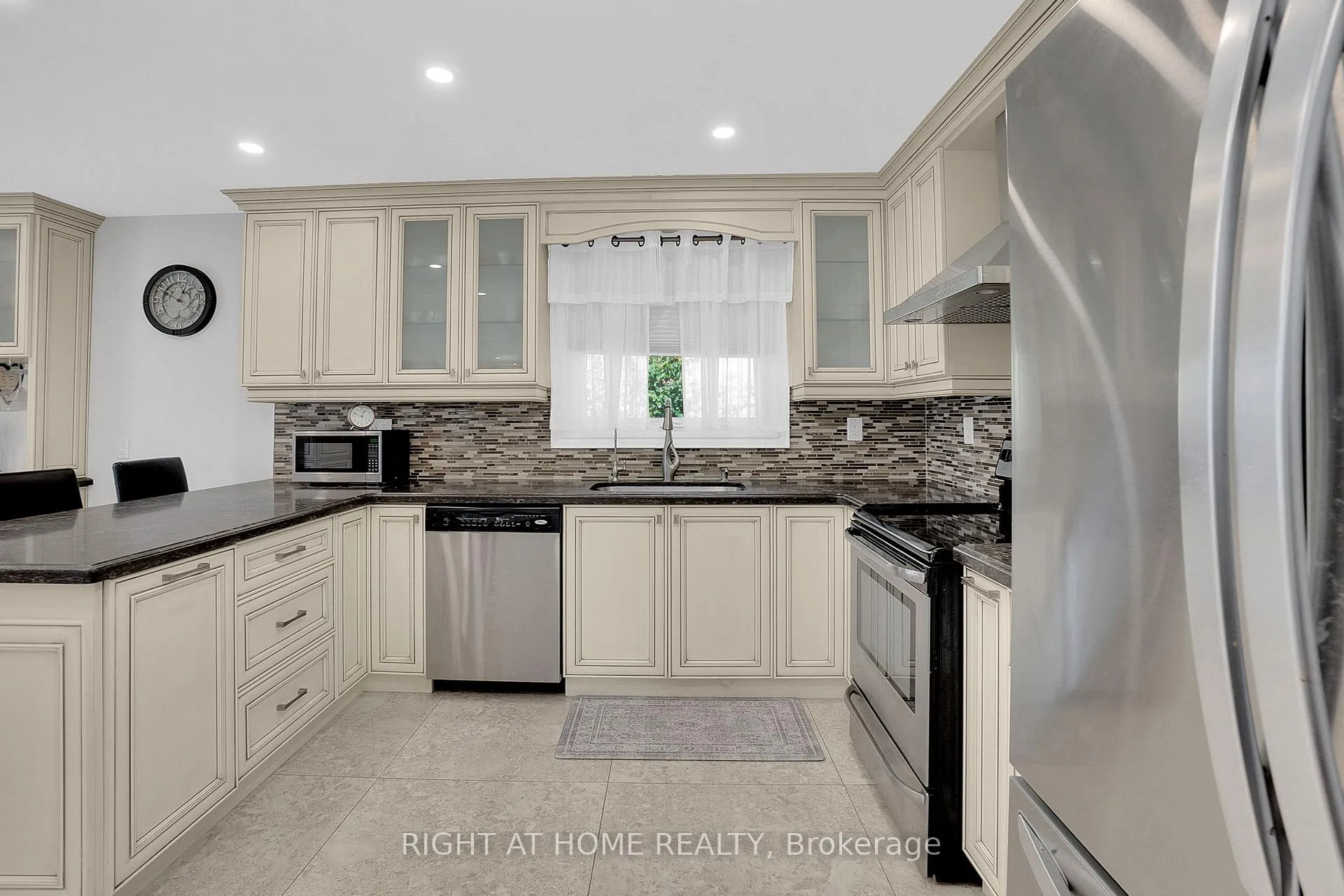 Photo 7 of 49 Pioneer Lane, Vaughan, East Woodbridge — HOMEH