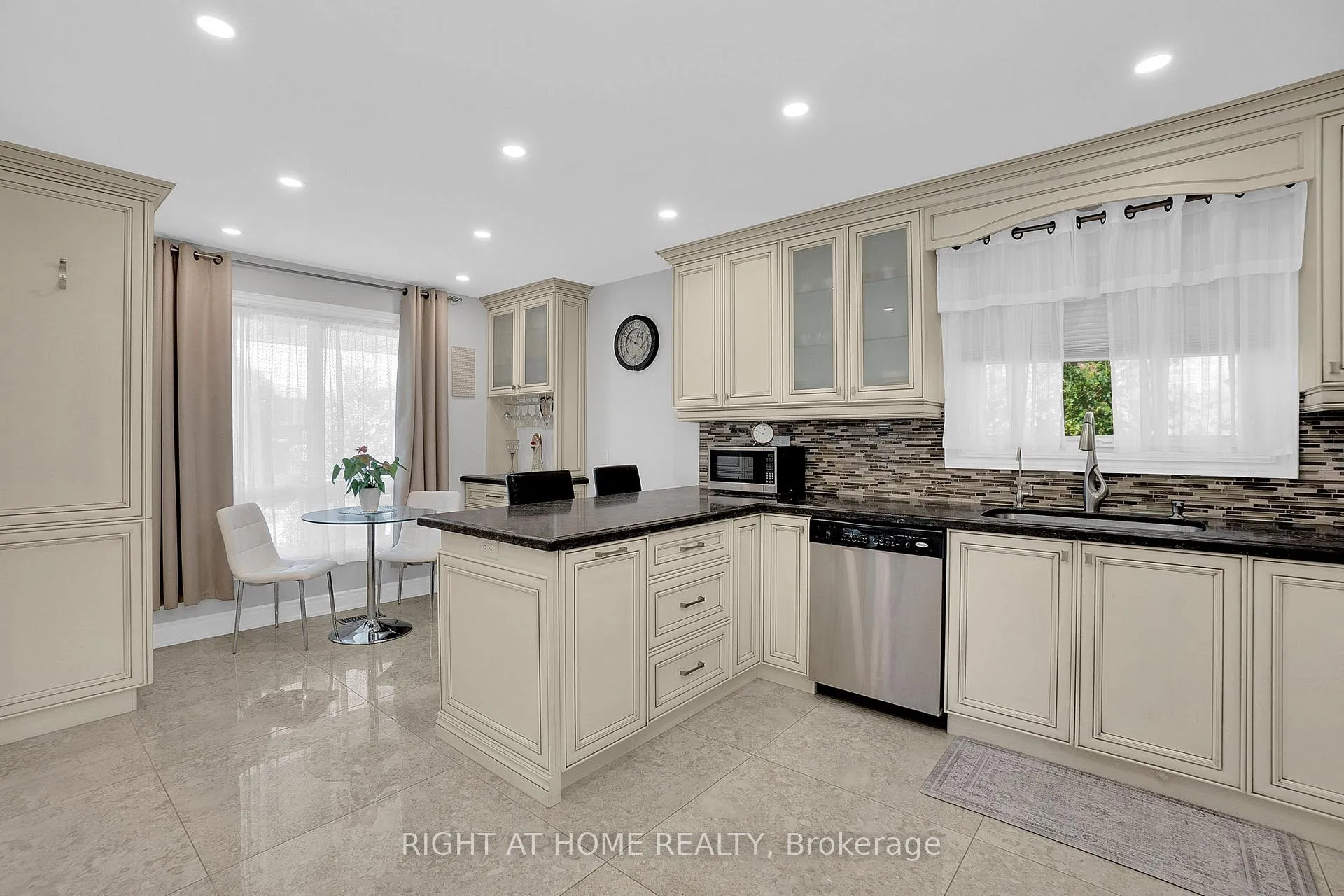 Photo 8 of 49 Pioneer Lane, Vaughan, East Woodbridge — HOMEH