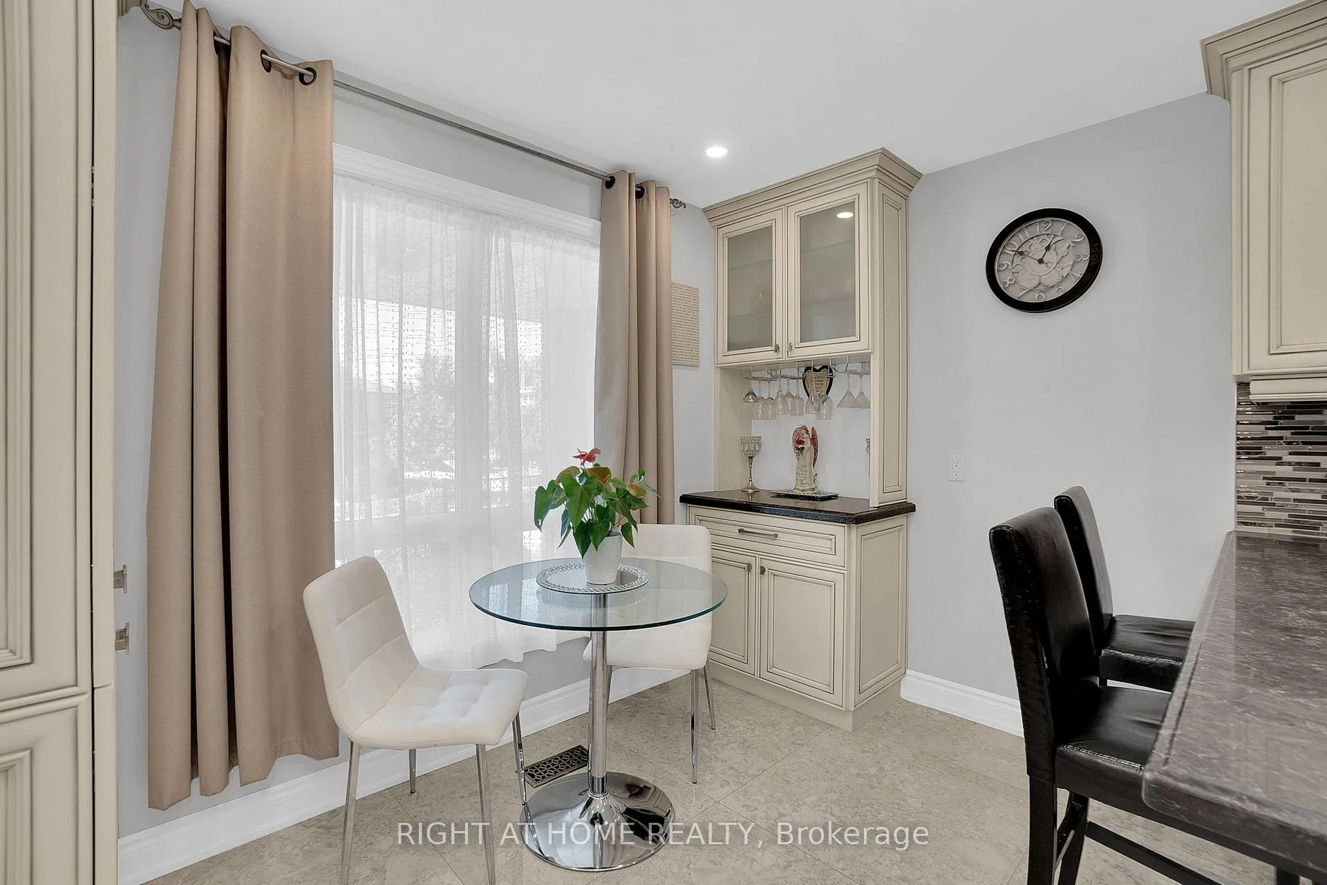 Photo 10 of 49 Pioneer Lane, Vaughan, East Woodbridge — HOMEH